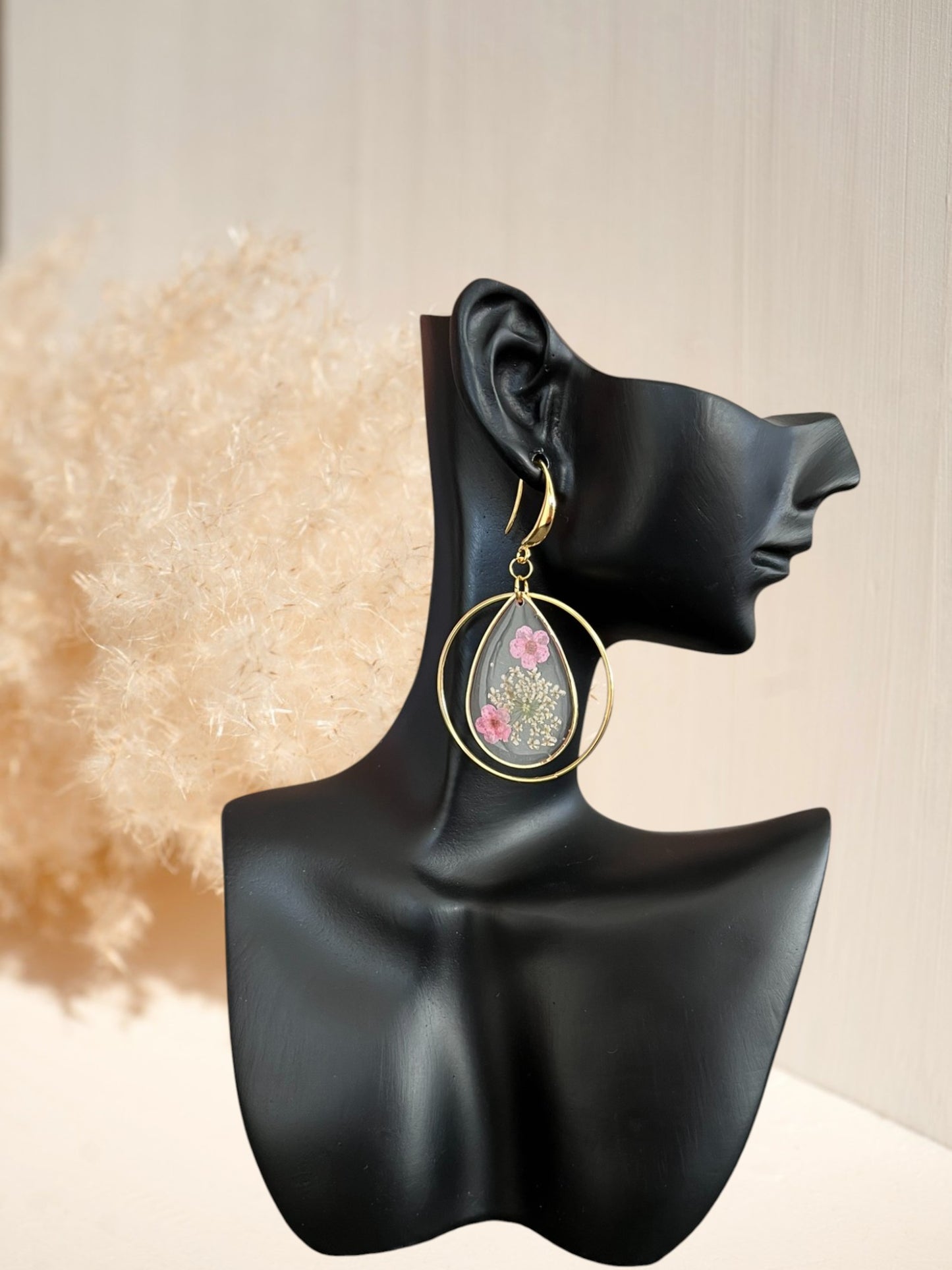Boucles d'oreilles fantaisie fait main.
Crochets d'oreilles en laiton or 18k.
Anneaux ronds fermés en laiton or 18k
Pendentifs goutte fleurs séchées rose.
Bijou fantaisie fait main.