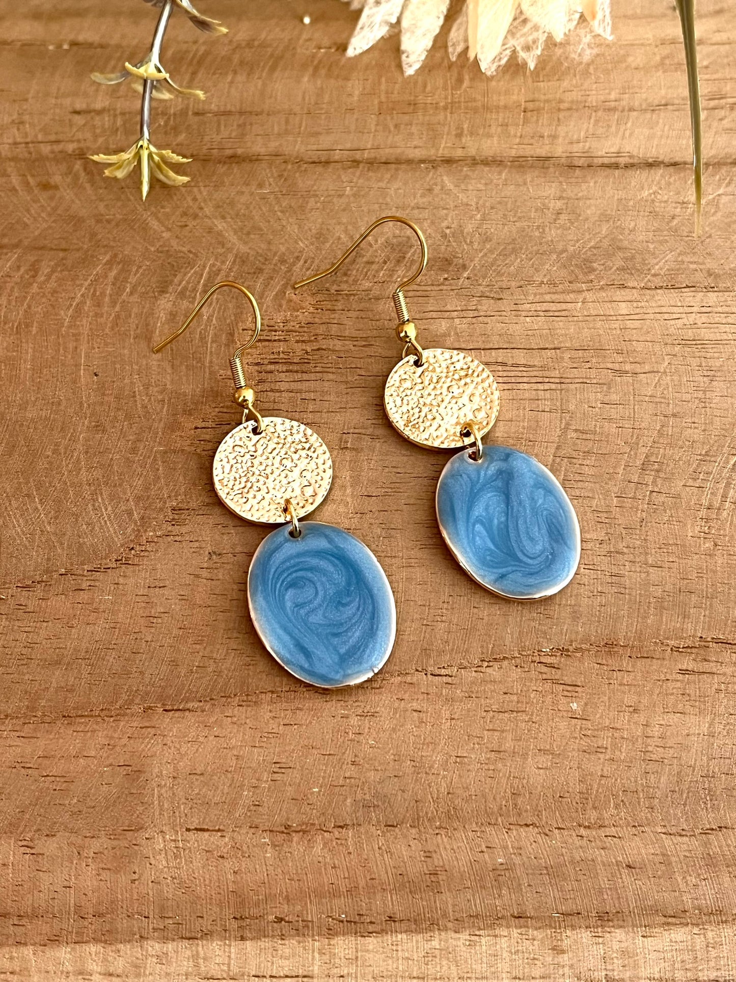 Boucles d'oreilles fantaisie fait main.
Crochets en acier inoxydable, connecteurs ronds doré, pendentifs ovales doré et émaillés bleu ciel nacré.
Bijou fantaisie fait main.