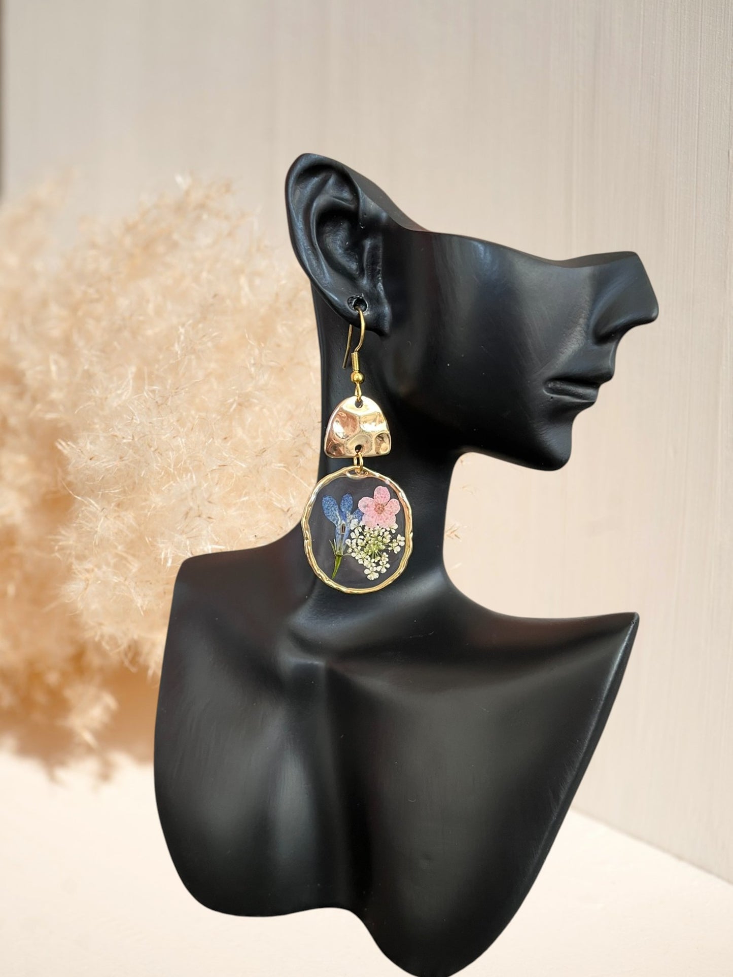 Boucles d'oreilles fantaisie fait main.
Crochets d'oreilles en acier inoxydable doré.
Connecteurs martelés dorés.
Pendentifs fleurs séchées bleues.
Bijou fantaisie fait main.
