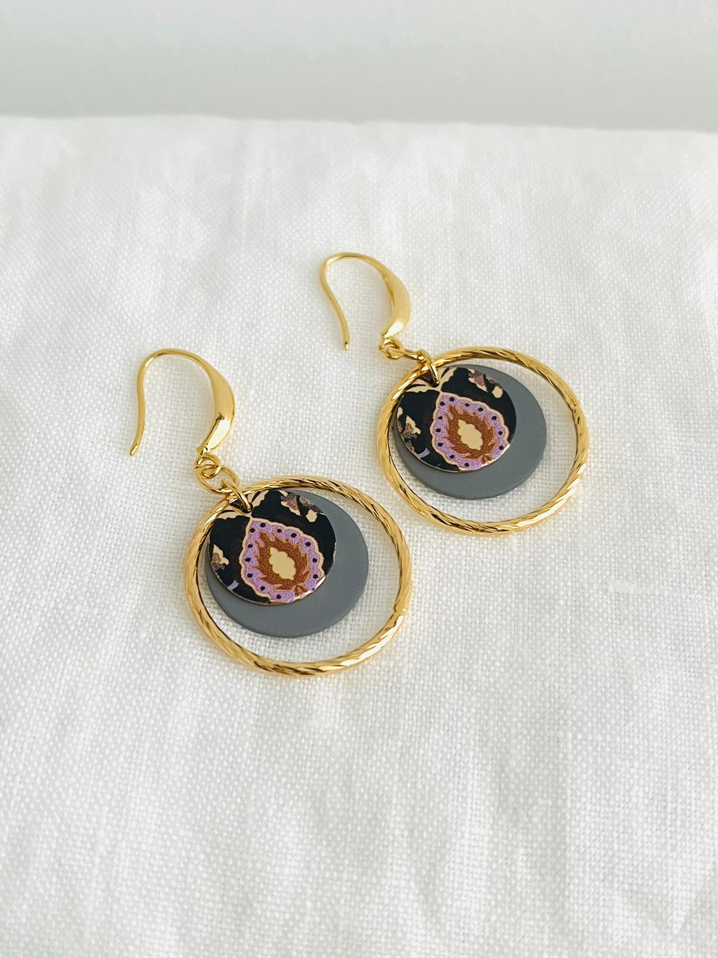 Boucles d'oreilles ELISE - Or 18k - Sequins gris et violet