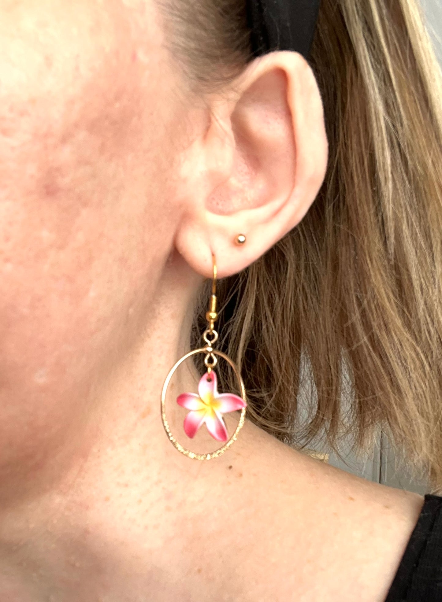 Boucles d'oreilles fantaisie fait main.
Crochets en acier doré, pendentif rond doré pailleté, breloque fleur de tiaré rose, blanc et jaune.
Bijou fait main