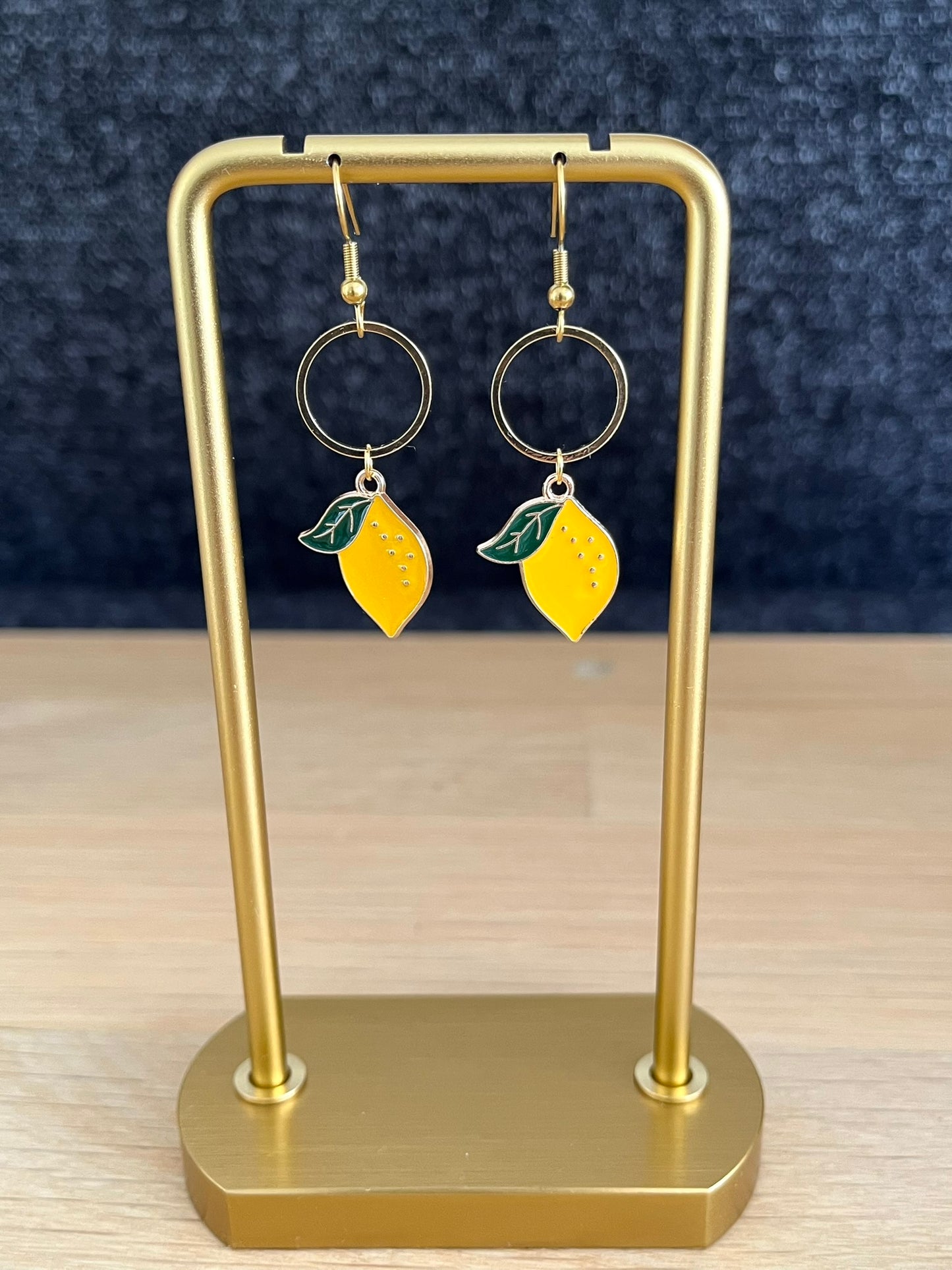 Boucles d'oreilles fantaisie fait main.
Crochets d'oreilles en acier inoxydable doré.
Anneaux fermés rond en laiton or 18k, pendentifs citron émaillés jaune et vert.
Bijou fantaisie fait main.