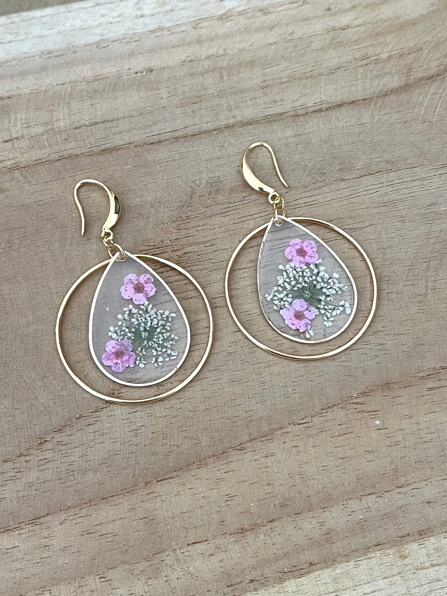 Boucles d'oreilles fantaisie fait main.
Crochets d'oreilles en laiton or 18k.
Anneaux ronds fermés en laiton or 18k
Pendentifs goutte fleurs séchées rose.
Bijou fantaisie fait main.