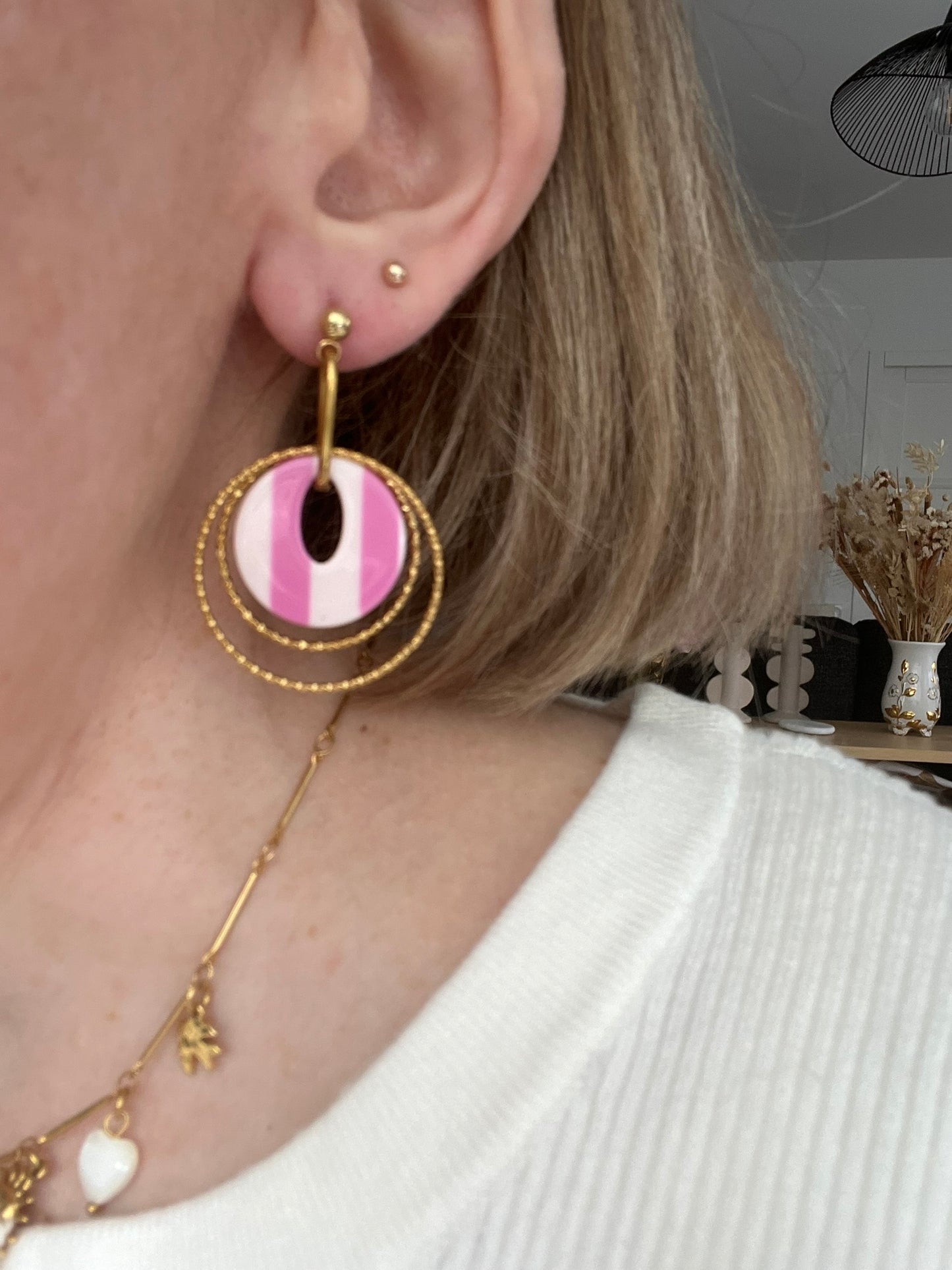 Boucles d'oreilles fantaisie fait main.
Clous d'oreilles en acier doré.
Jeu d'anneaux ciselés de 25 et 30mm en acier doré.
Pendentifs ronds en acrylique rayés rose et blanc.
Bijou fantaisie fait main.