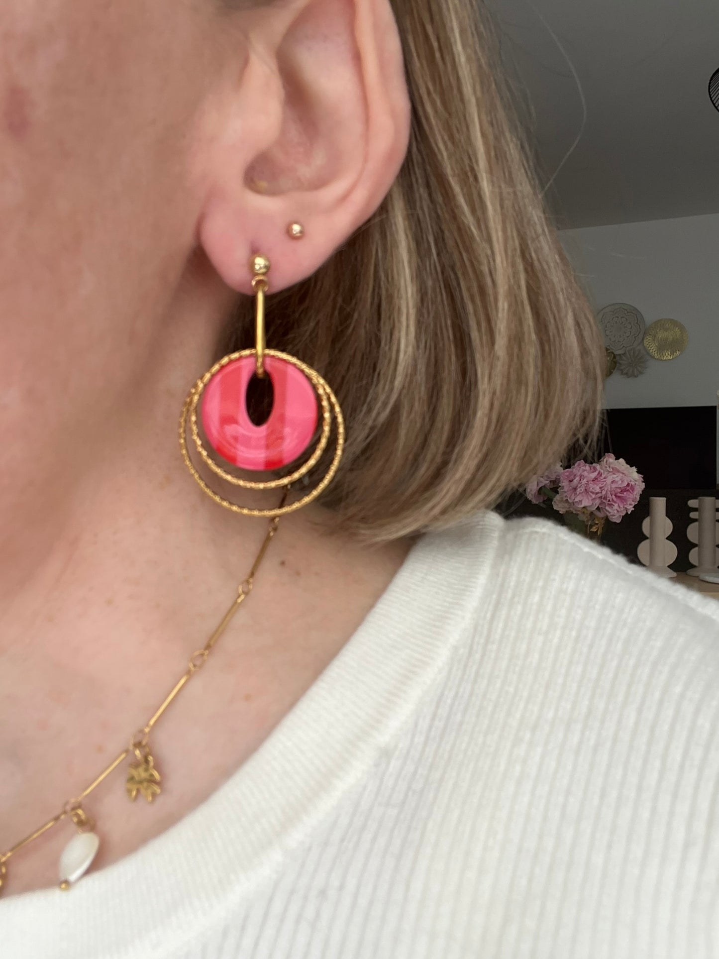 Boucles d'oreilles fantaisie fait main.
Clous d'oreilles en acier doré.
Jeu d'anneaux ciselés de 25 et 30mm en acier doré.
Pendentifs ronds en acrylique rayés rose et rouge.
Bijou fantaisie fait main.