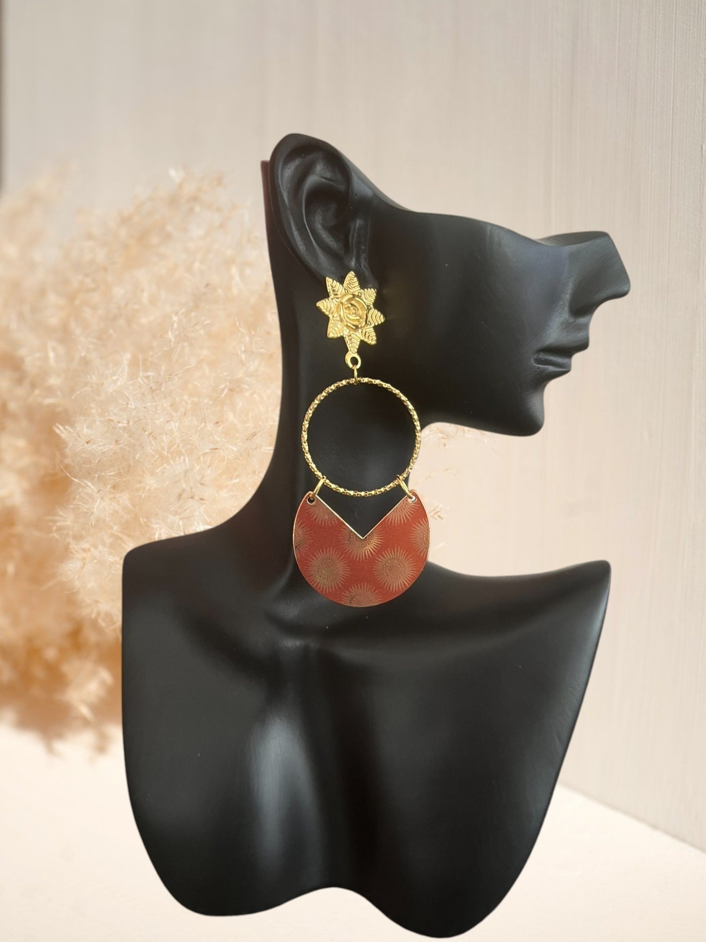 Boucles d'oreilles fantaisie soleil à clous en acier inoxydable.
Pendentifs orange terracotta imprimé soleil.
Bijou fantaisie fait main