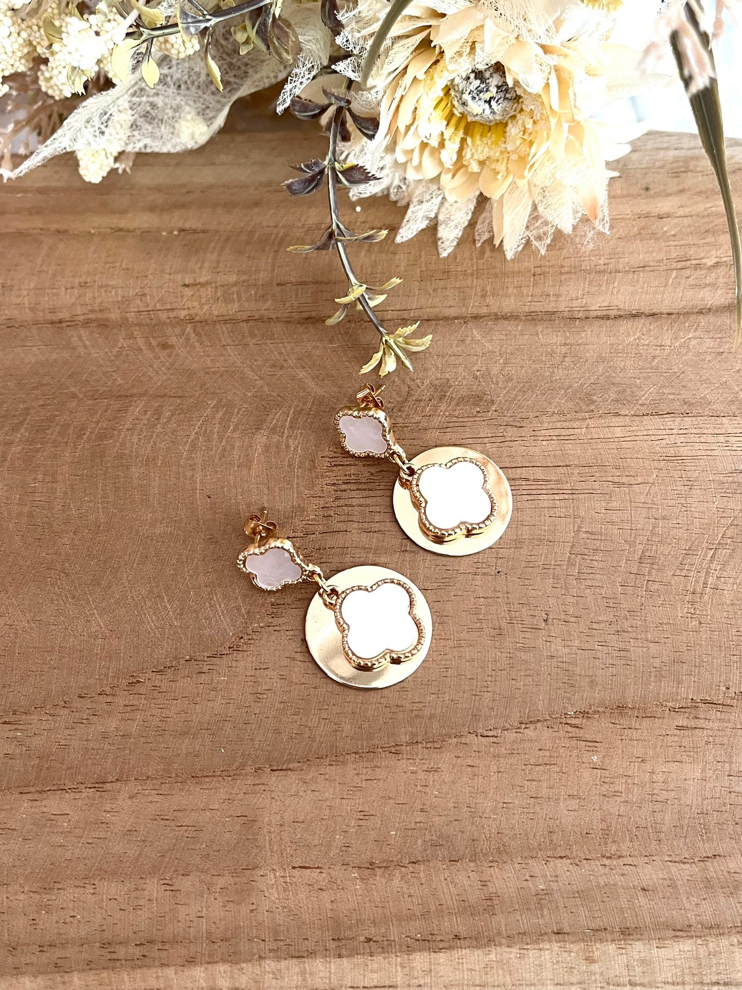 Boucles d'oreilles fantaisie fait main.
Clous d'oreilles trèfle blanc et doré.
Sequin rond en laiton doré, pendentif trèfle blanc et doré.
Bijou fantaisie fait main.
