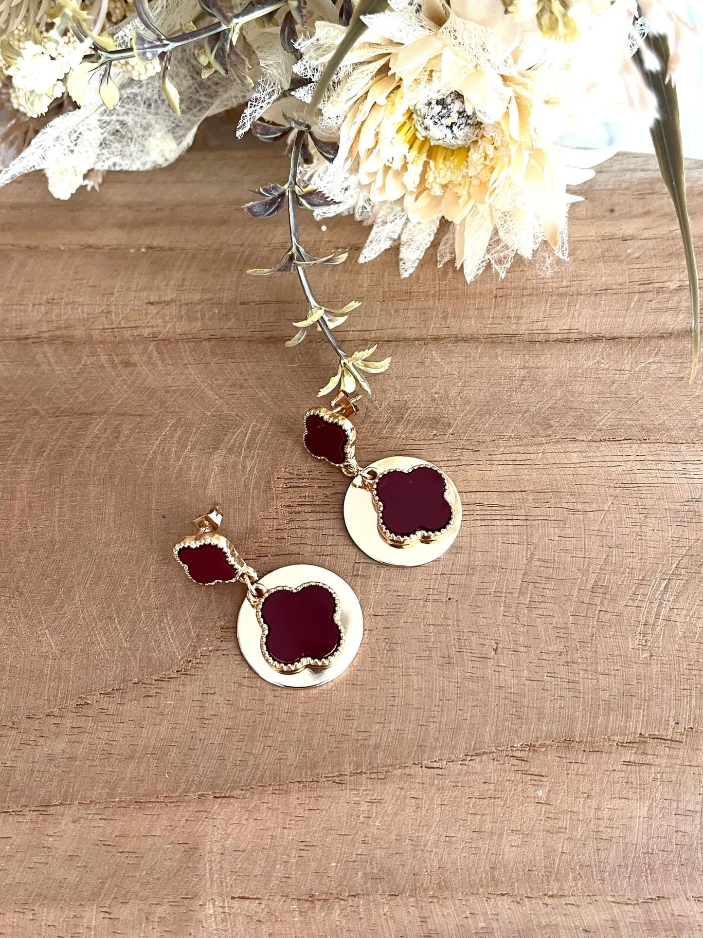 Boucles d'oreilles fantaisie fait main.
Clous d'oreilles trèfle bordeaux et doré.
Sequin rond en laiton doré, pendentif trèfle bordeaux et doré.
Bijou fantaisie fait main.