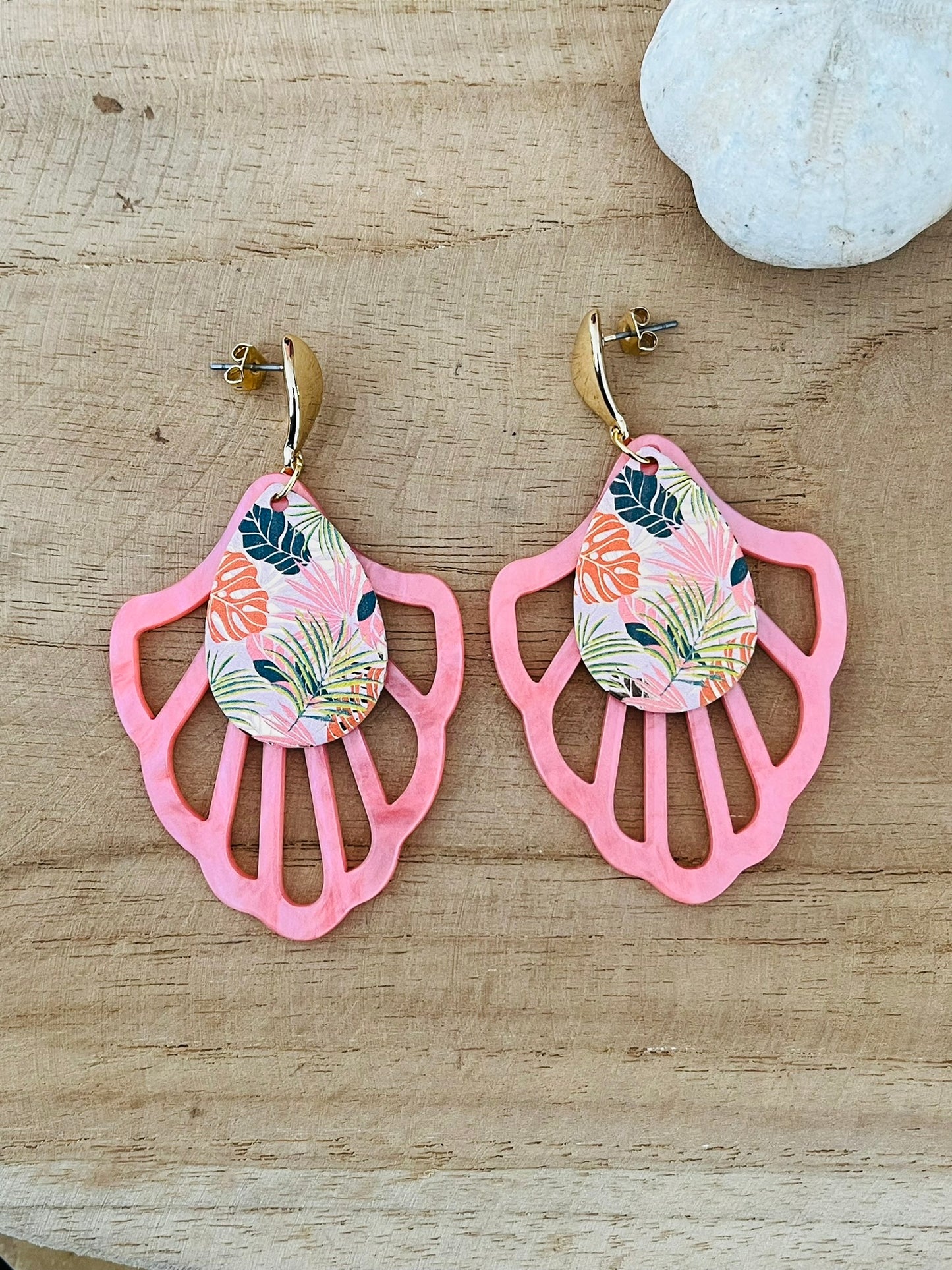 Boucles d'oreilles fantaisie fait main.
Clous d'oreilles gouttes dorés; pendentif éventail en acrylique rose nacré; sequins goutte imprimé tropical vert, orange; rose.
Bijou fantaisie fait main.