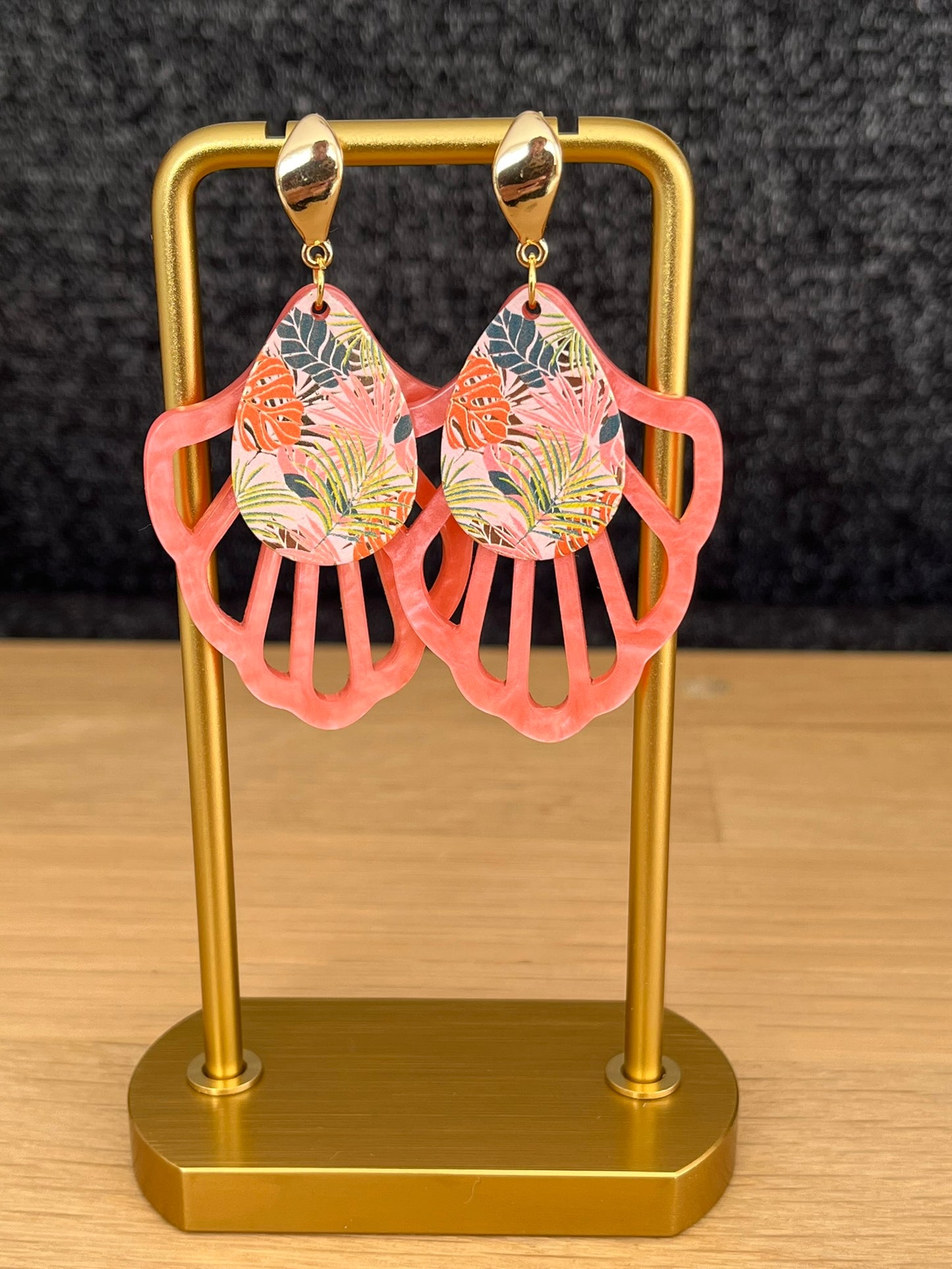 Boucles d'oreilles fantaisie fait main.
Clous d'oreilles gouttes dorés; pendentif éventail en acrylique rose nacré; sequins goutte imprimé tropical vert, orange; rose.
Bijou fantaisie fait main.