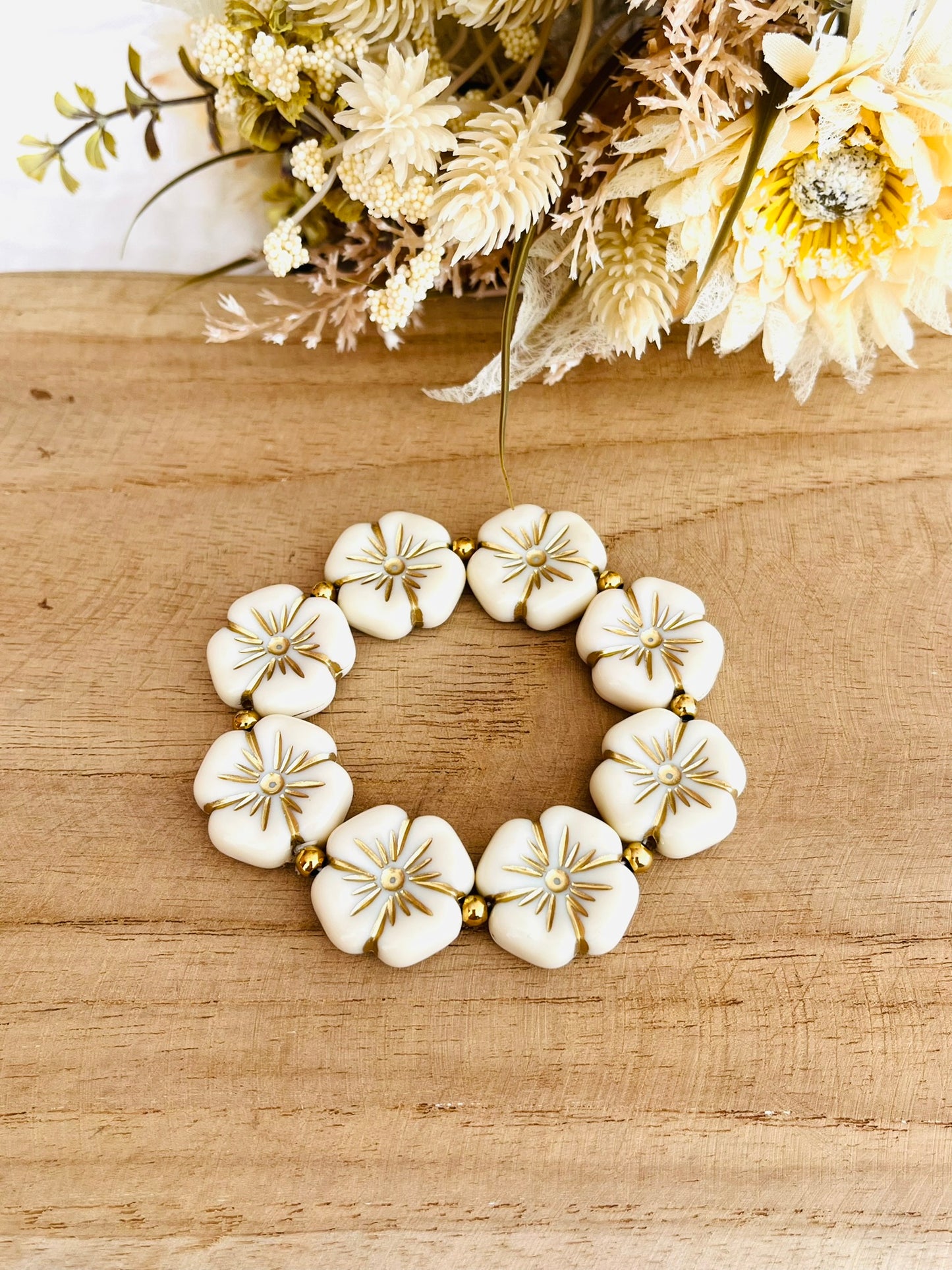 Bracelet élastique en perle acrylique fait main.
Perles en forme de fleur beige et doré.
Bijou fantaisie fait main.