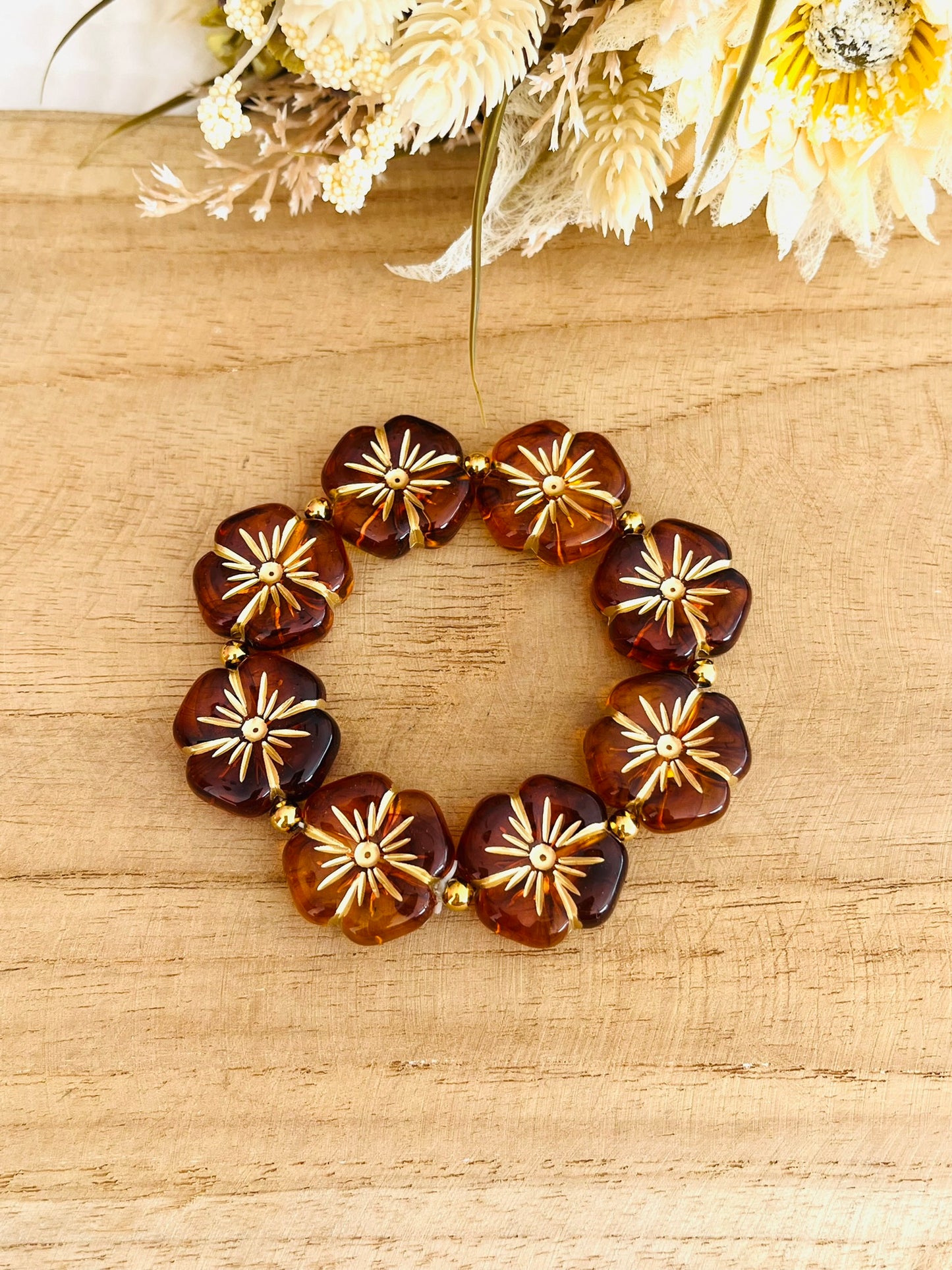 Bracelet élastique en perle acrylique fait main.
Perles en forme de fleur marron et doré.
Bijou fantaisie fait main.