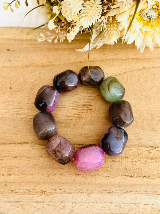 Bracelet élastique en grosses perles acrylique dans les tons violet et vert.
Bijou fantaisie fait main