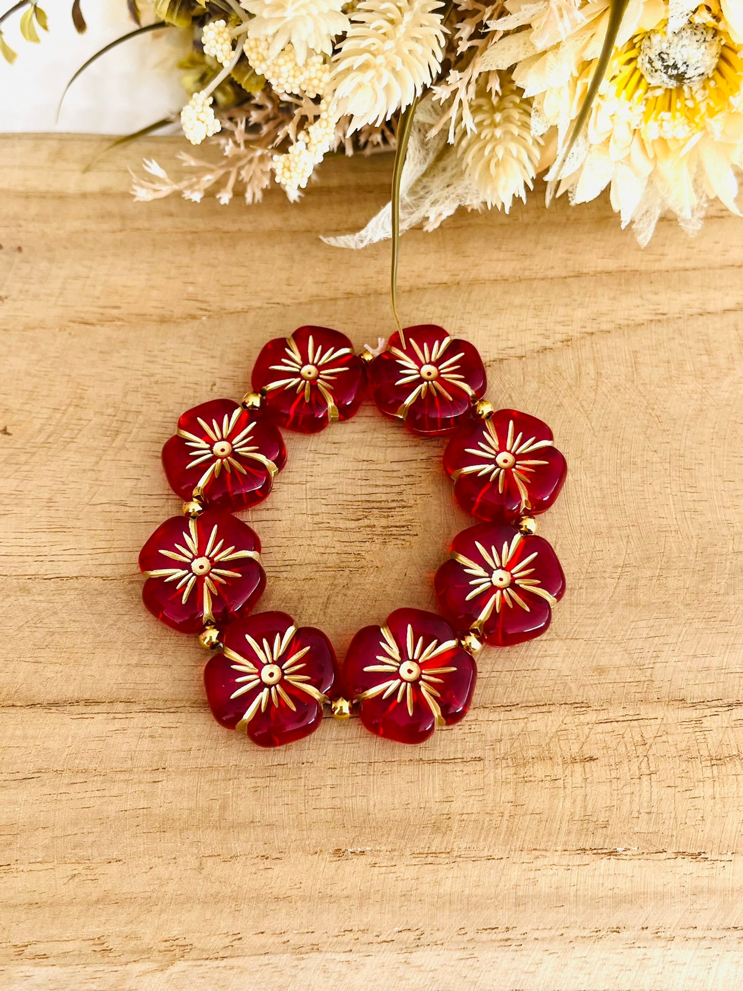 Bracelet élastique en perle acrylique fait main.
Perles en forme de fleur rouge et doré.
Bijou fantaisie fait main.