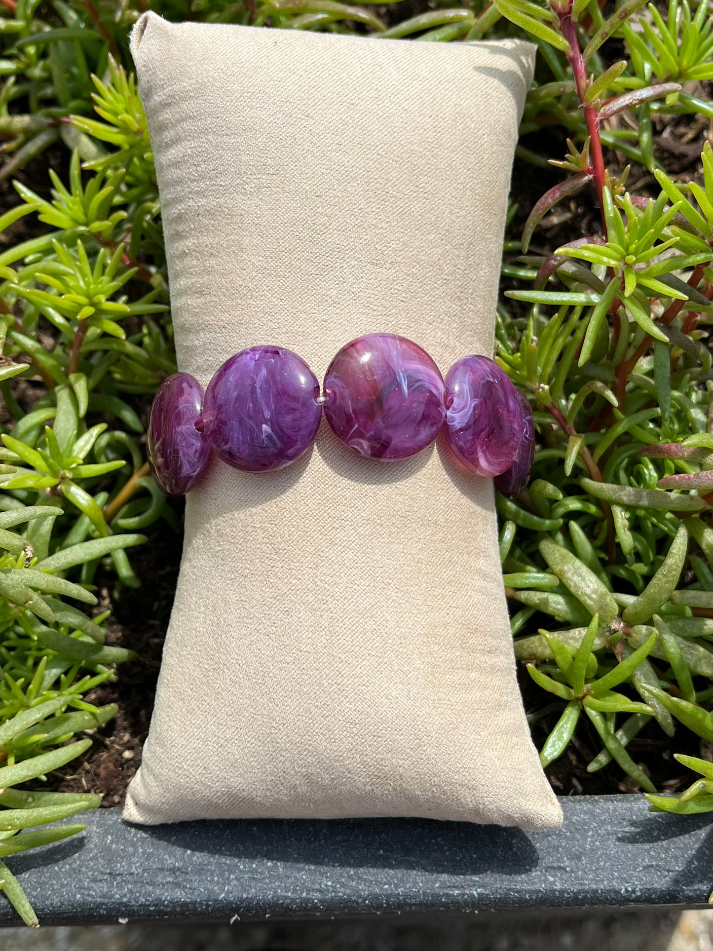 Bracelet fantaisie fait main.
Bracelet en perles palets acrylique monté sur élastique.
Bijou fantaisie fait main