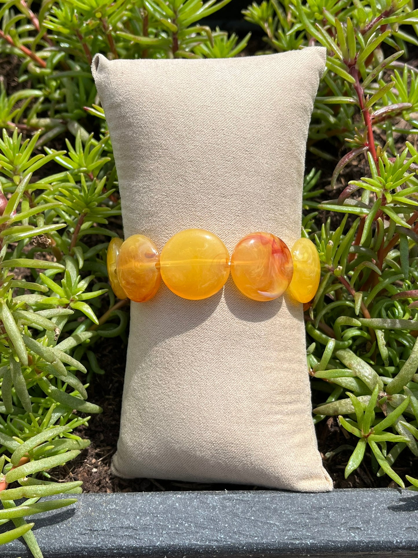Bracelet fantaisie fait main.
Bracelet en perles palets acrylique monté sur élastique.
Bijou fantaisie fait main