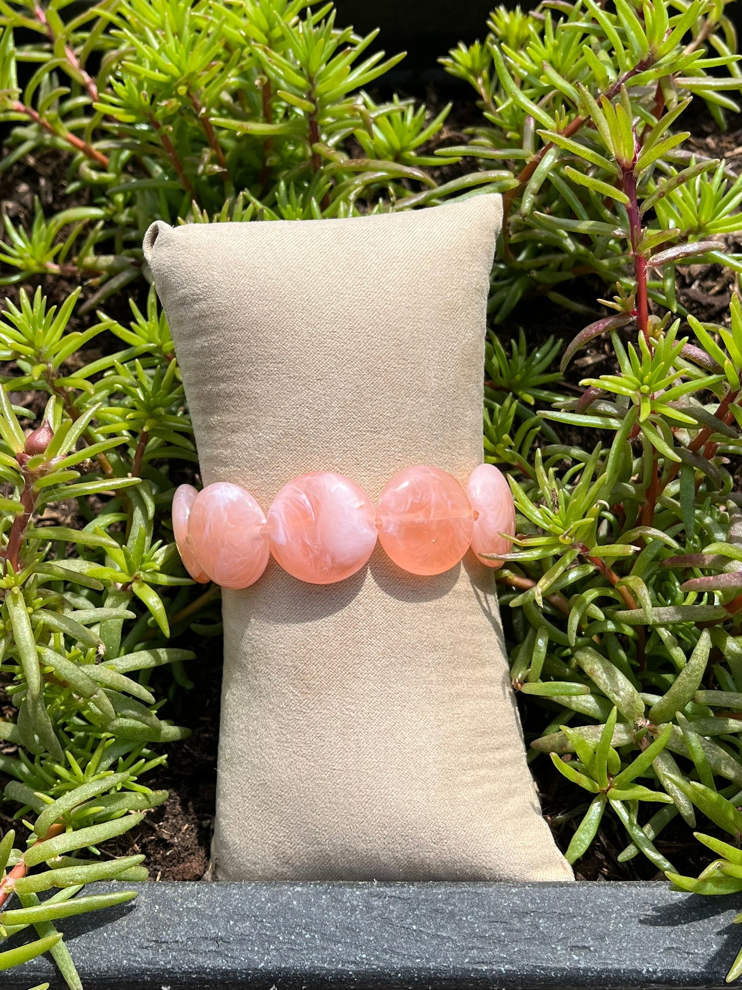 Bracelet fantaisie fait main.
Bracelet en perles palets acrylique monté sur élastique.
Bijou fantaisie fait main