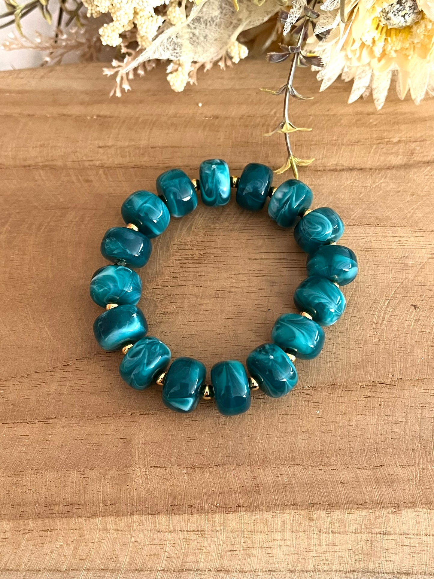Bracelet élastique en perles résine couleur vert canard marbré.
Perles intercalaires en acier inoxydable doré de 4mm.
Bijou fantaisie fait main.