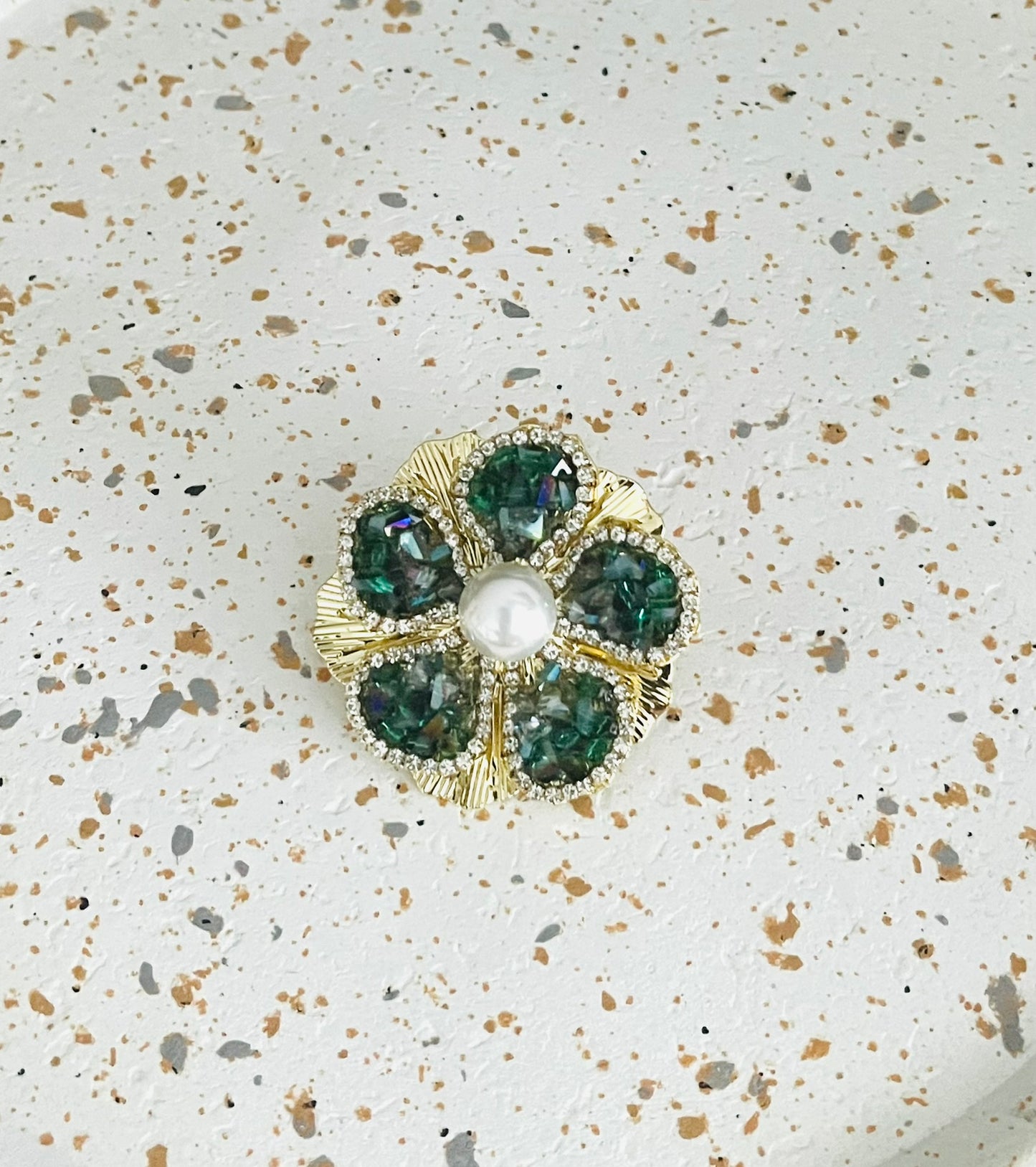 Broche fantaisie Fleur doré, vert et blanc nacré