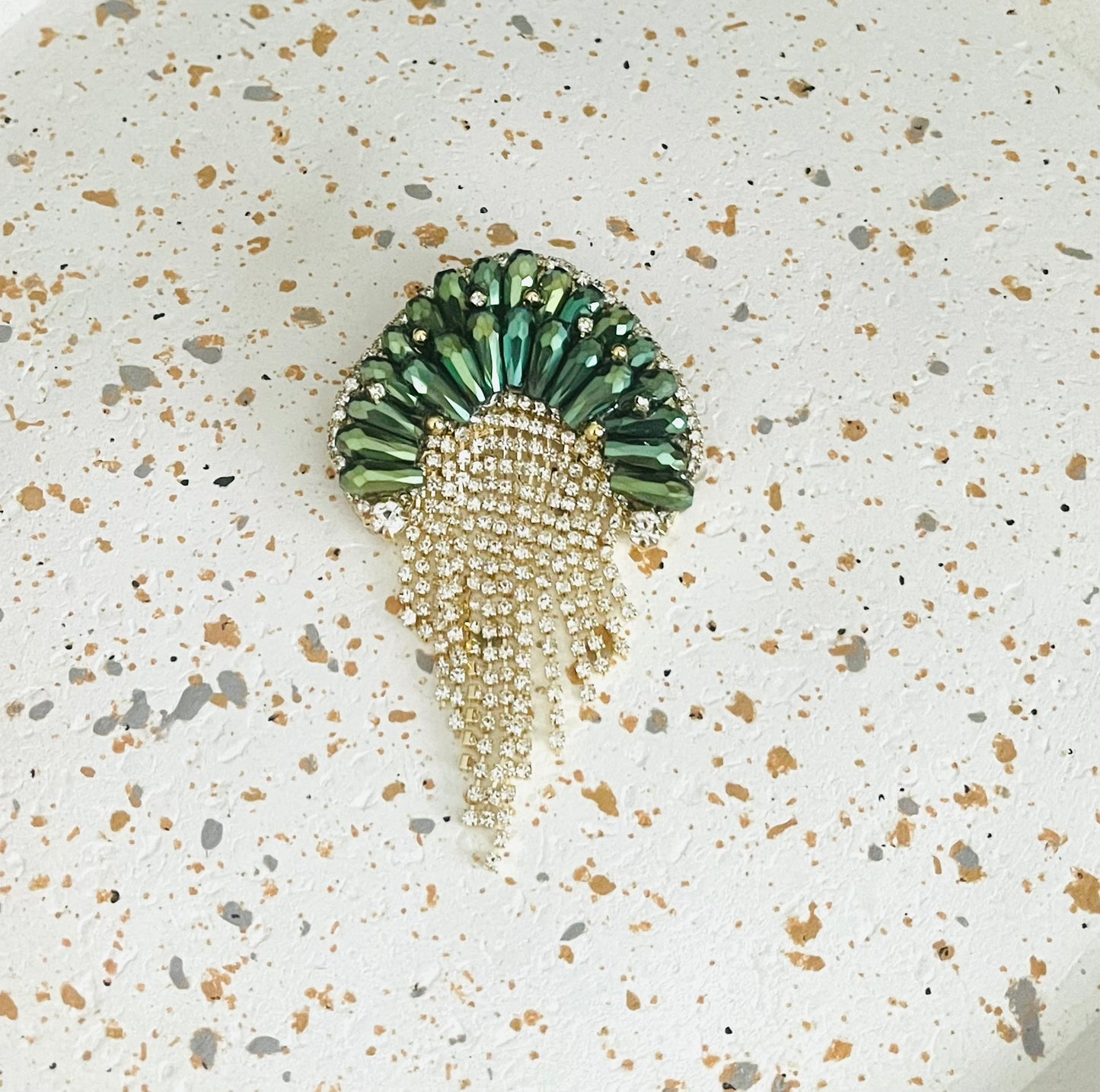 Broche fantaisie arrondie verte avec franges de strass