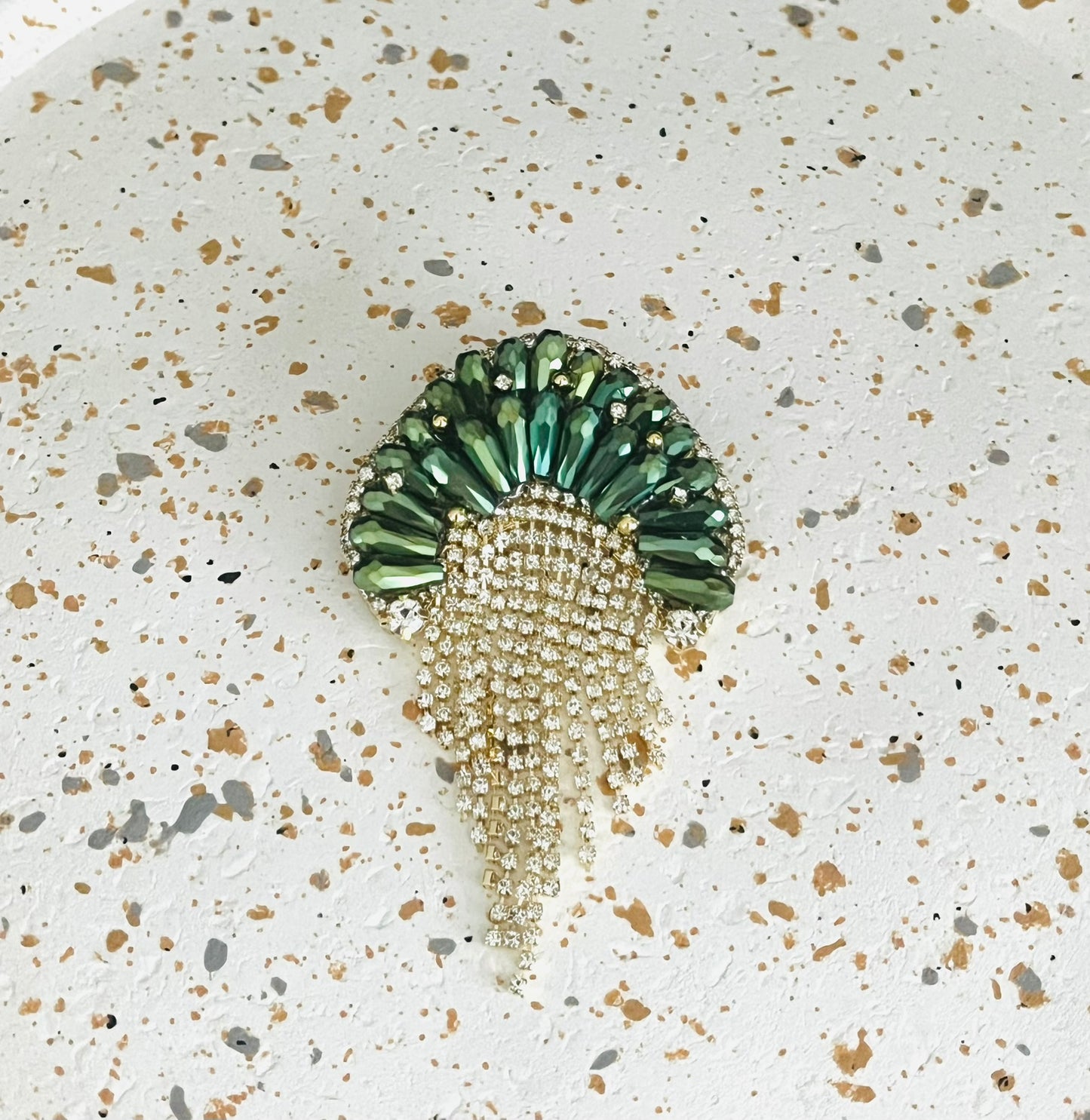 Broche fantaisie arrondie verte avec franges de strass