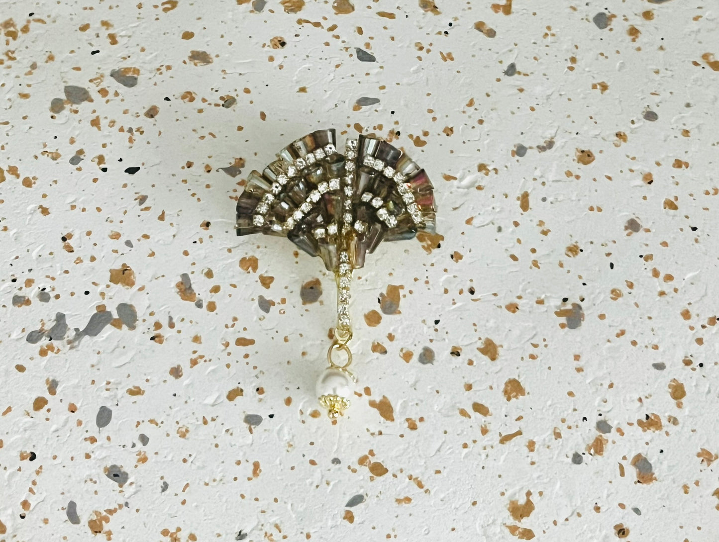 Broche Feuille de Ginkgo marron, strass et perle blanche