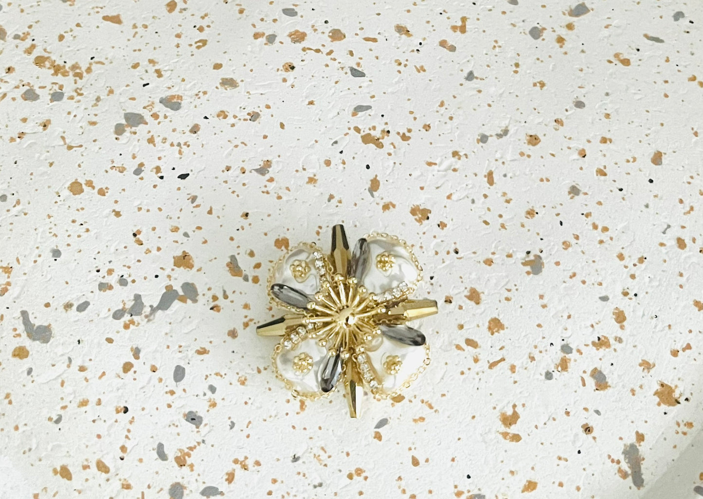Broche fantaisie Fleur - blanc nacré, doré et gris