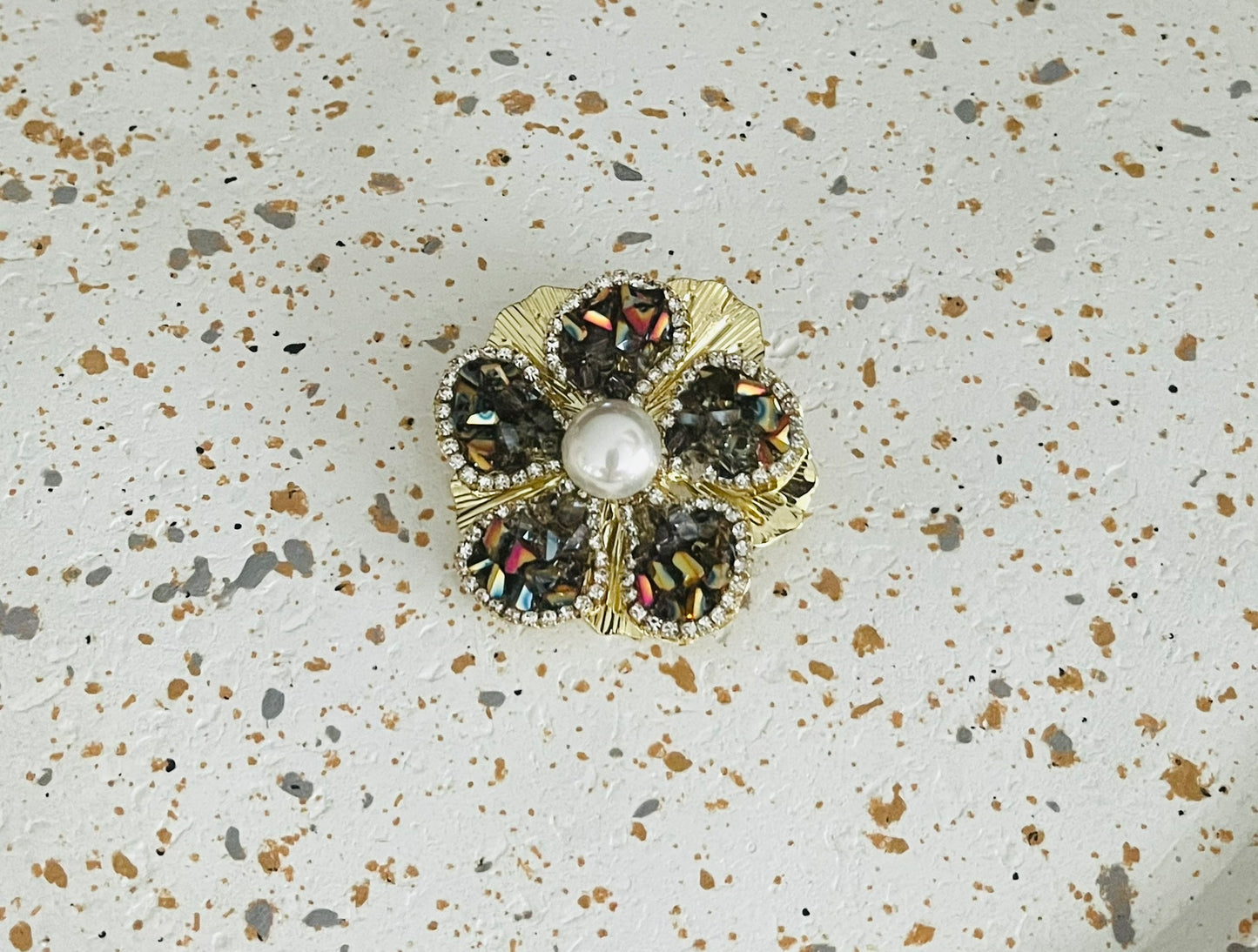 Broche fantaisie Fleur doré, marron et blanc nacré