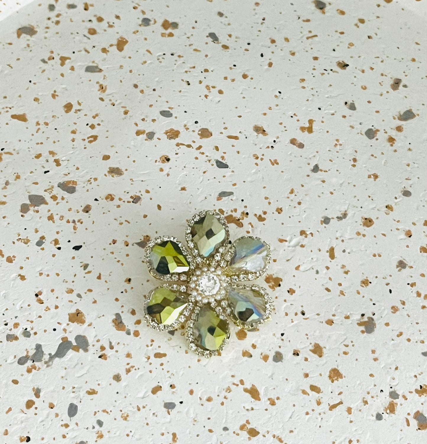 Broche fantaisie Fleur irisée gris-vert