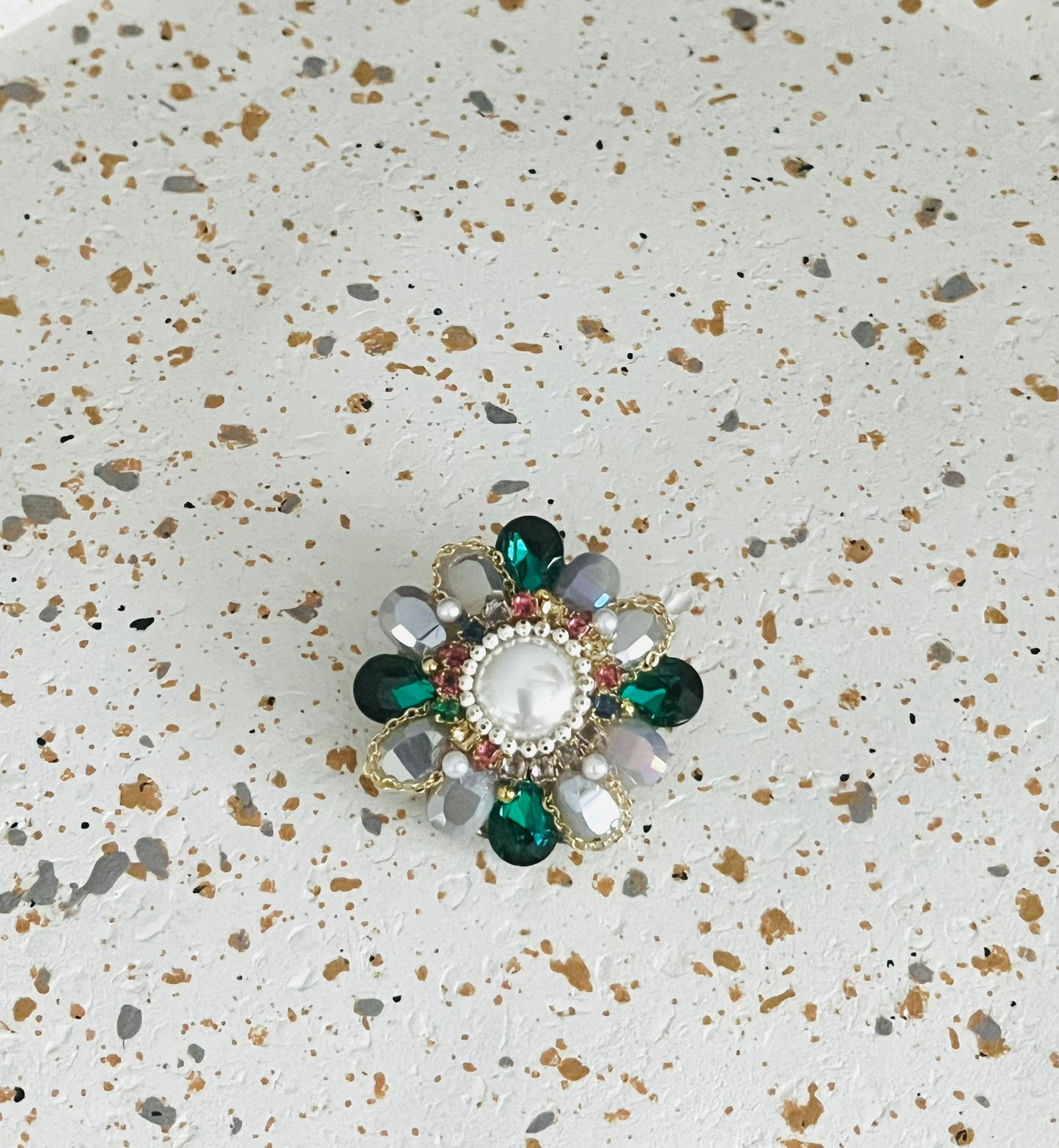 Broche fantaisie Fleur vert émeraude, gris et blanc nacré
