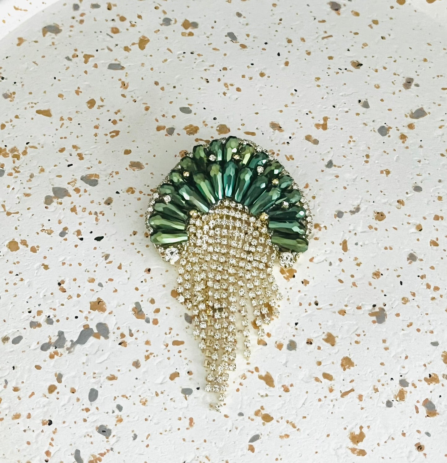 Broche fantaisie arrondie verte avec franges de strass