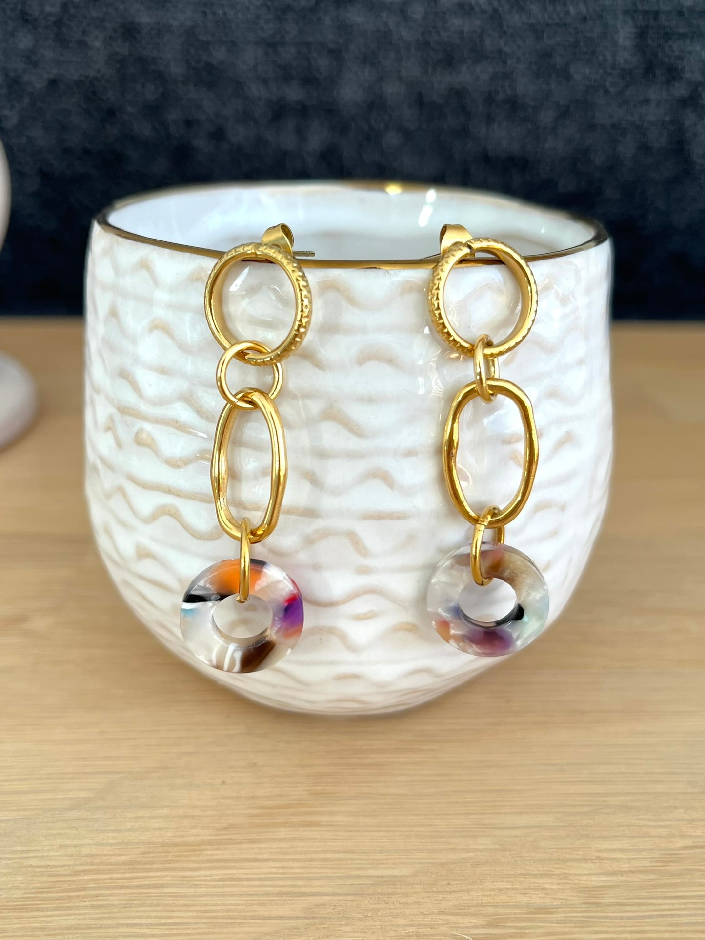 Boucles d'oreilles fantaisie fait main.
Boucles d'oreilles à clous en acier inoxydable doré et acrylique.
Jeu de formes géométriques mélant cercle et ovale.
Bijou fantaisie fait main