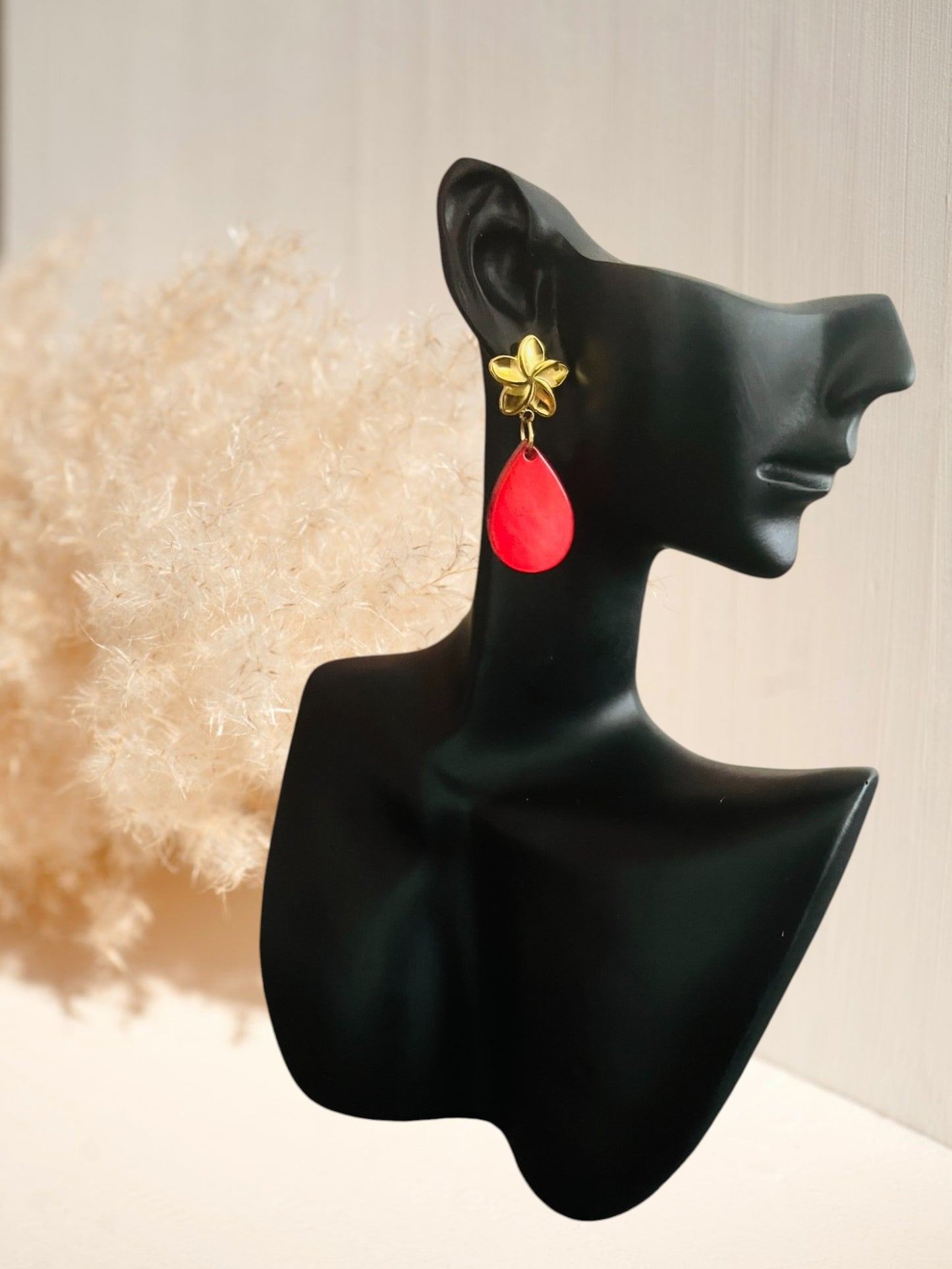 boucles d'oreilles à clous fleur en acier doré et goutte rouge