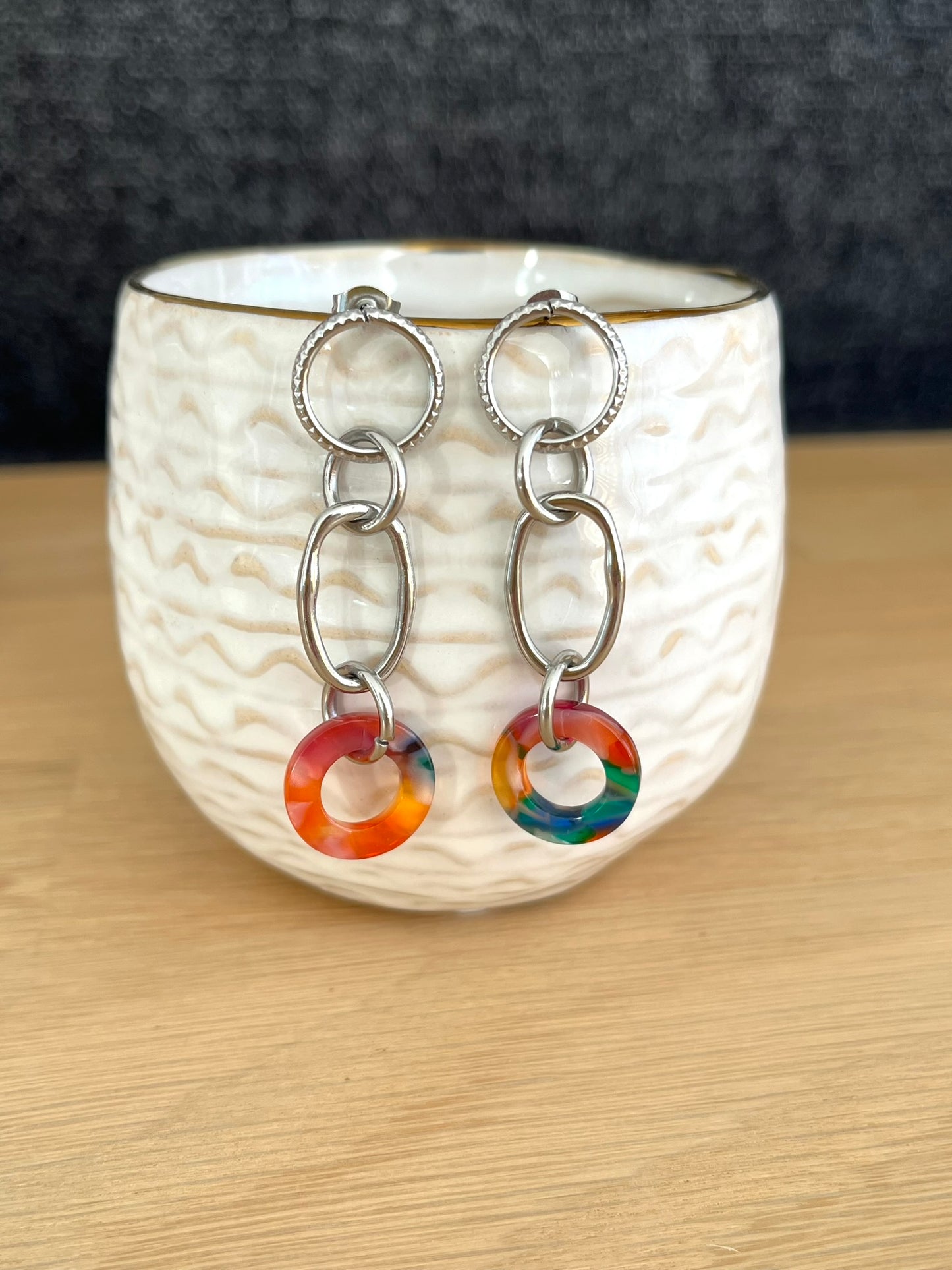 Boucles d'oreilles fantaisie fait main.
Boucles d'oreilles à clous en acier inoxydable et acrylique rouge - vert
Jeu de formes géométriques mélant cercle et ovale.
Bijou fantaisie fait main