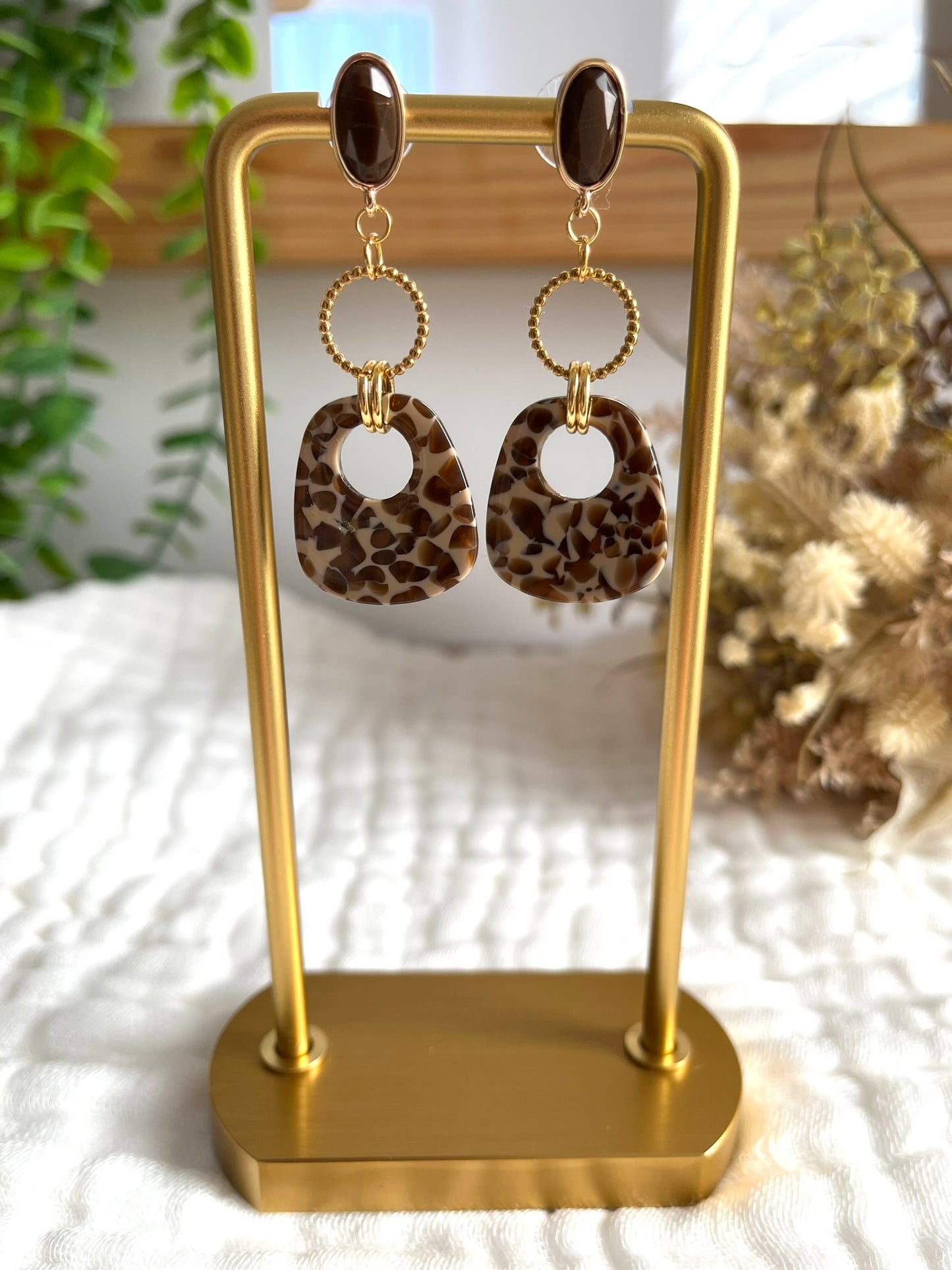 Boucles d'oreilles fantaisie fait main.
Clous d'oreilles marron chocolat et doré; anneaux en acier inoxydable doré; pendentifs trapèze en acrylique motif léopard beige et marron.
Bijou fantaisie fait main