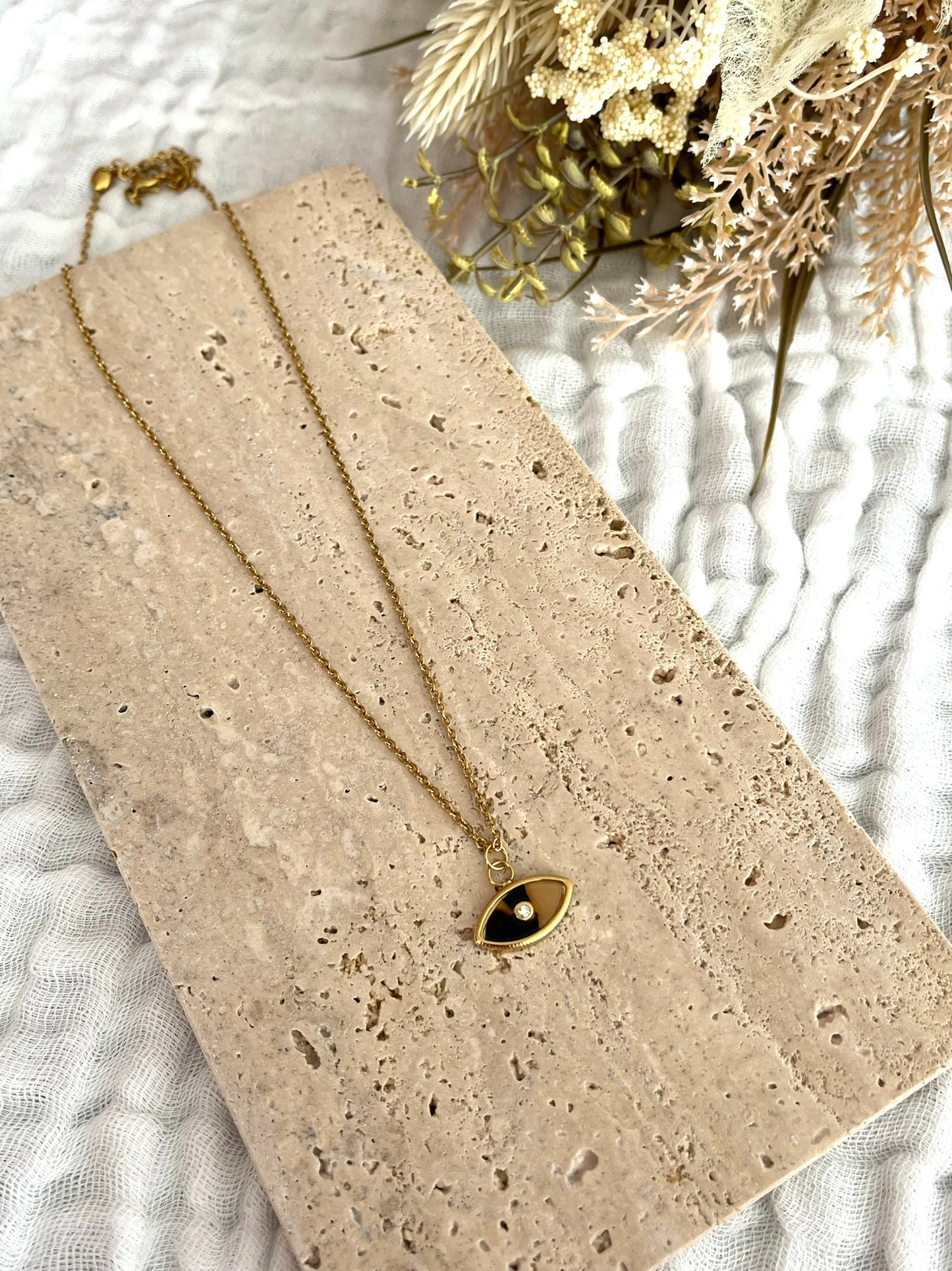 Collier fantaisie fait main.
Collier en acier inoxydable doré. Pendentif oeil beige.
Bijou fantaisie fait main.