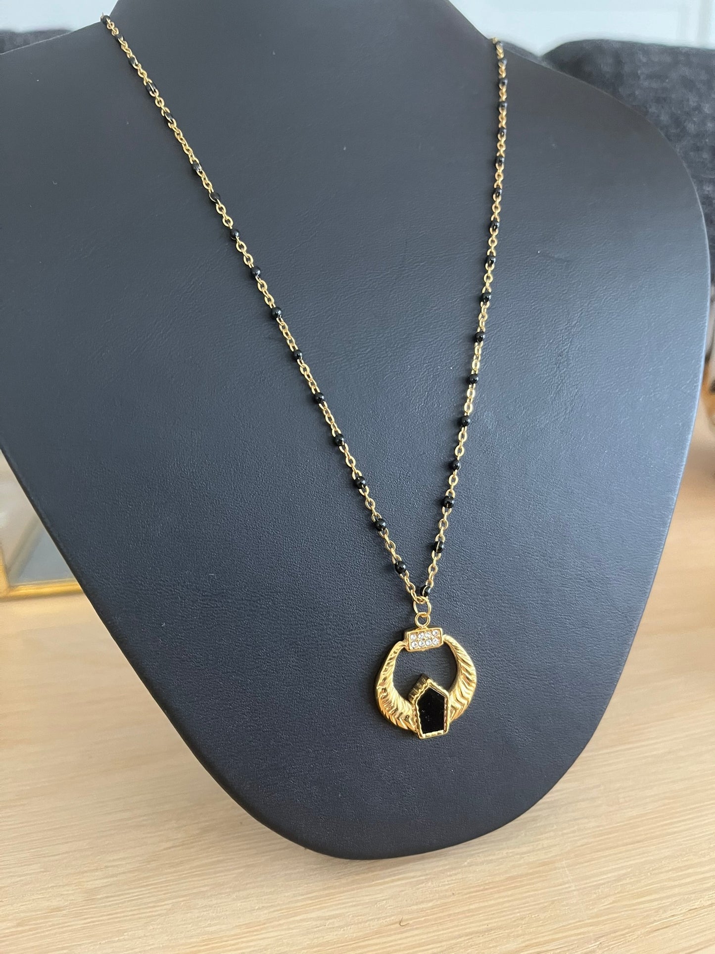 Collier ELIAS - acier doré et noir, pendentif ethnique