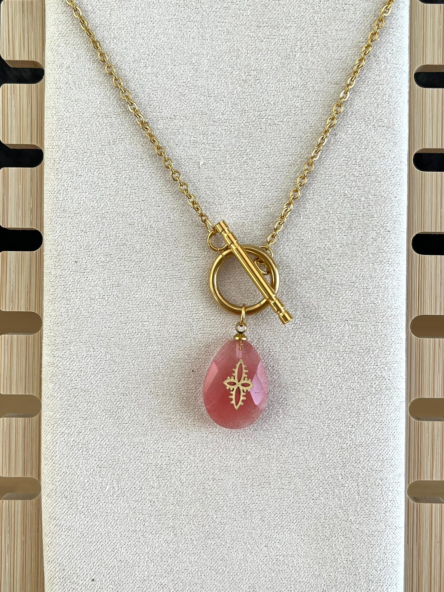 Collier fantaisie femme fait main en acier inoxydable doré.
Pendentif en pierre rose.
Bijou fantaisie fait main.