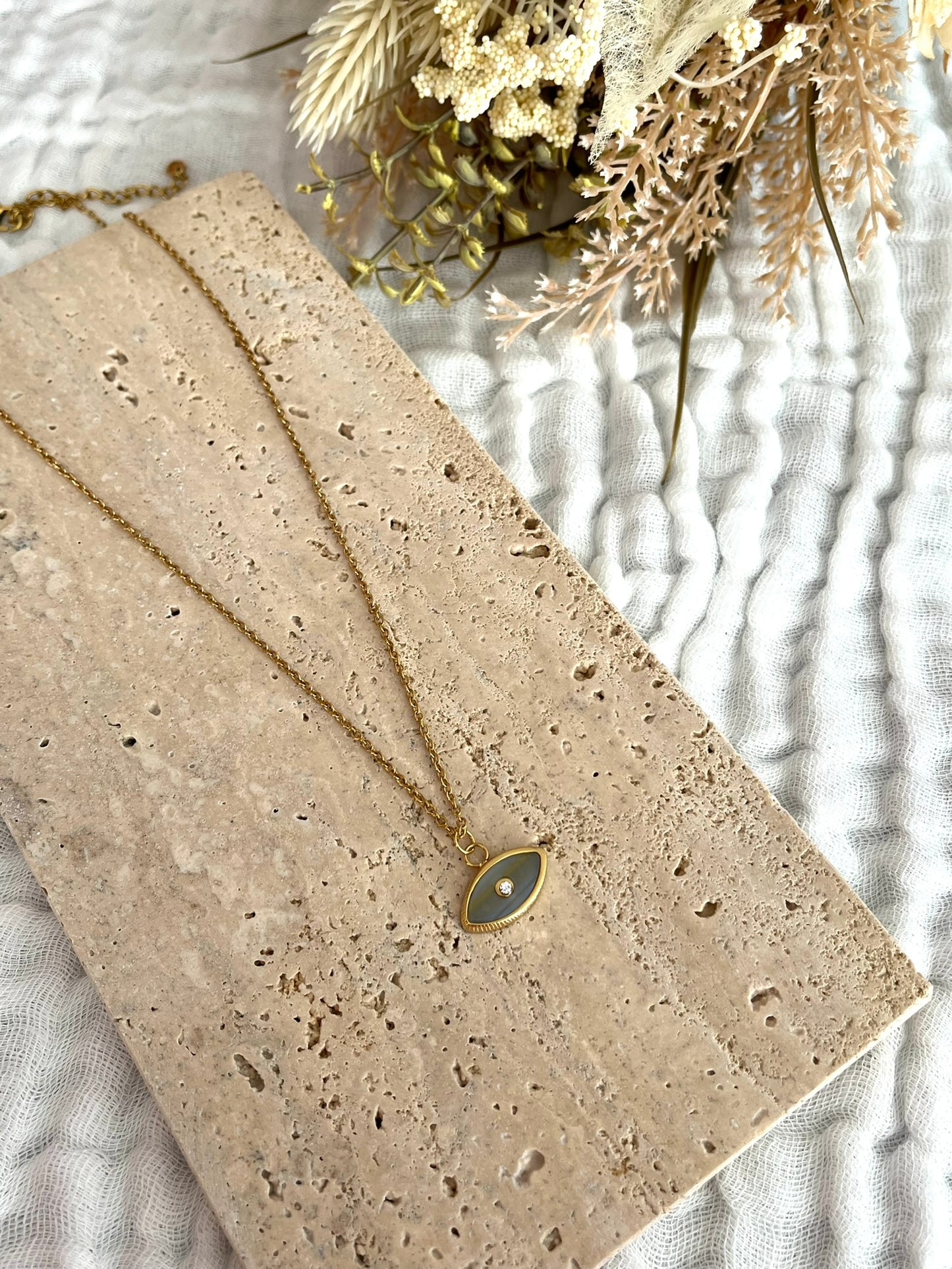Collier fantaisie fait main.
Collier en acier inoxydable doré. Pendentif oeil bleu foncé.
Bijou fantaisie fait main.