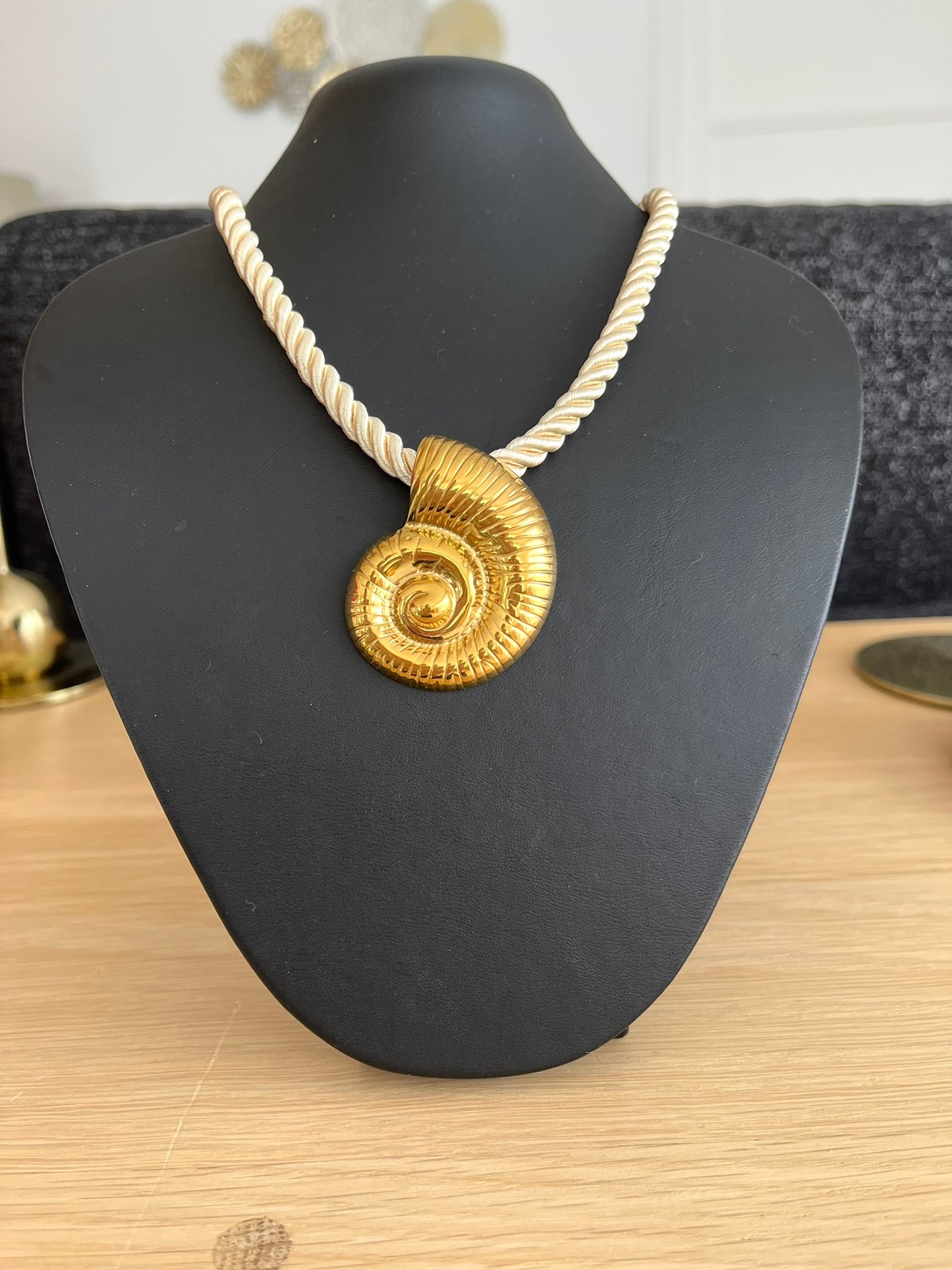 Collier corde tressée écru avec pendentif coquillage en acier inoxydable doré.
Bijou fantaisie fait main.