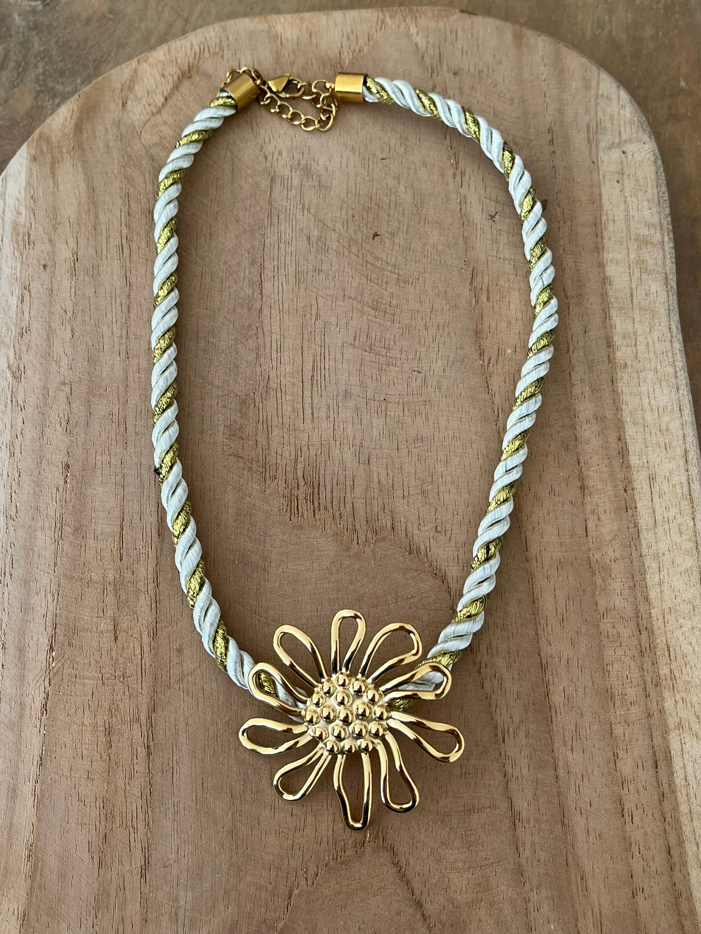 Collier corde tressée écru et doré avec pendentif fleur en acier inoxydable doré.
Bijou fantaisie fait main.