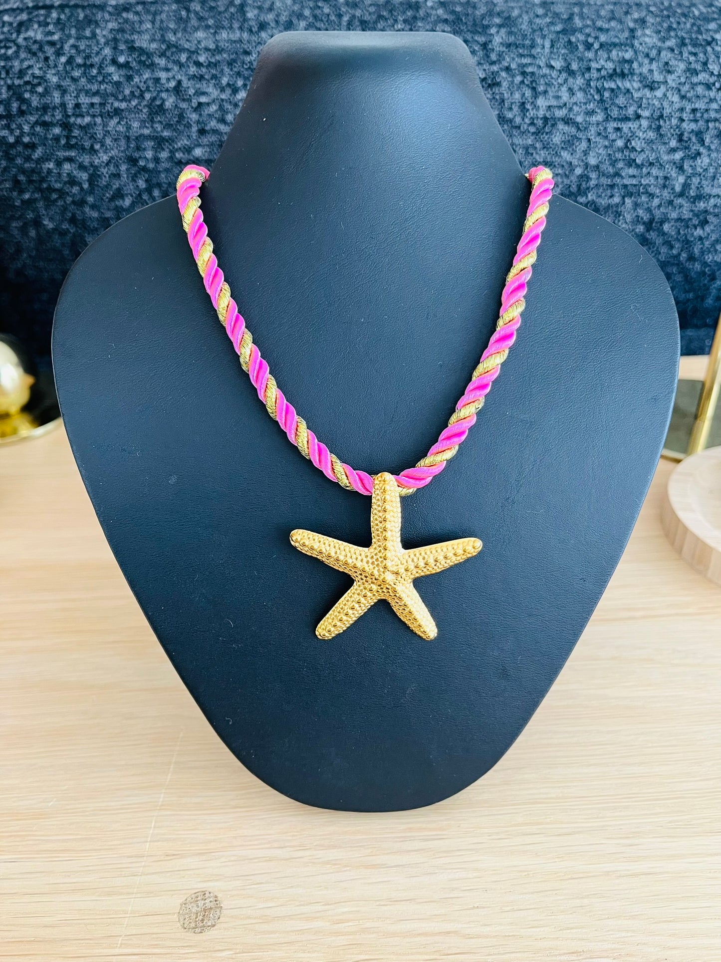 Collier corde tressée rose et doré avec pendentif étoile de mer en acier inoxydable doré.
Bijou fantaisie fait main.
