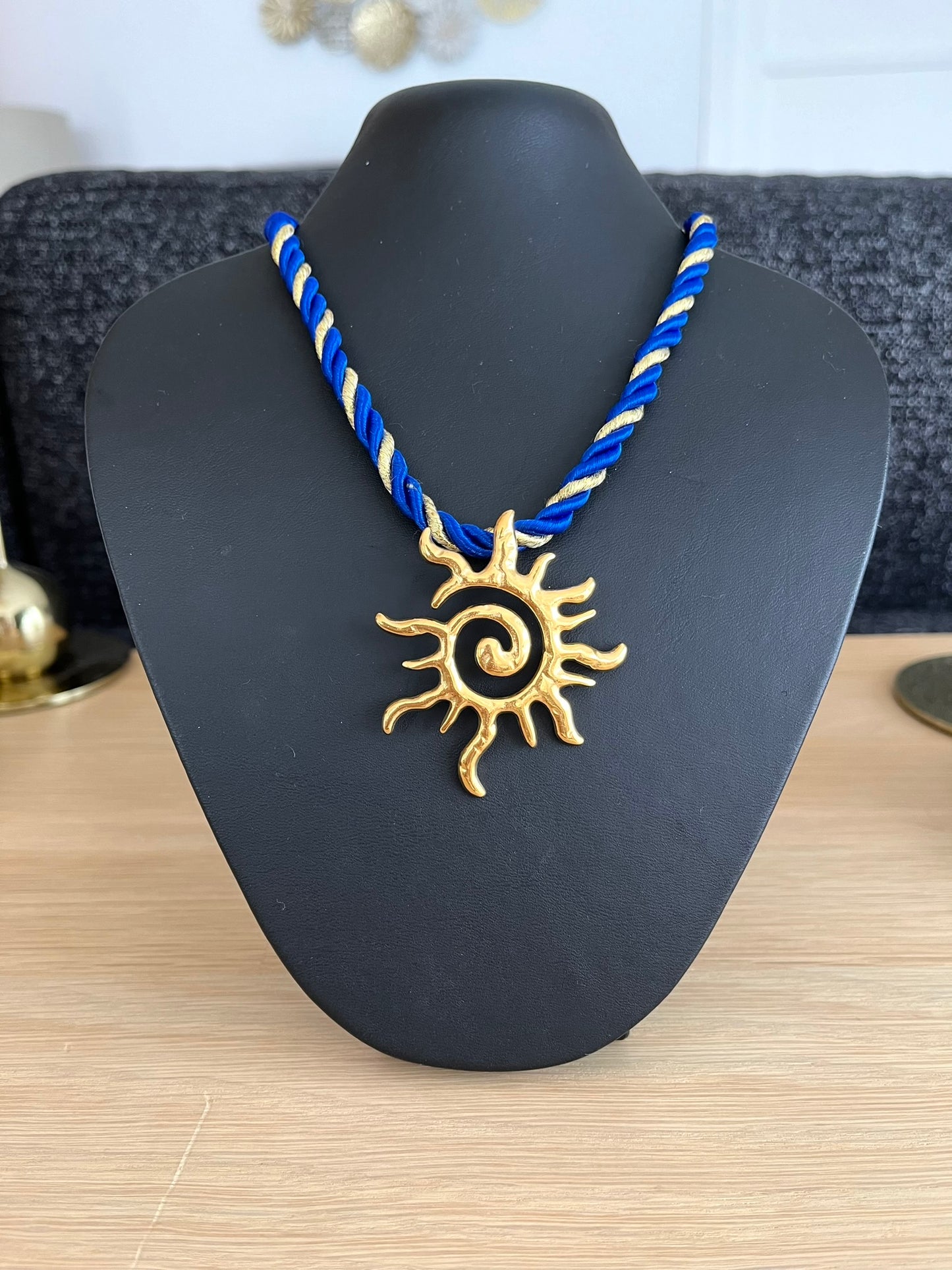 Collier corde tressée bleu et doré avec pendentif soleil en acier inoxydable doré.
Bijou fantaisie fait main.