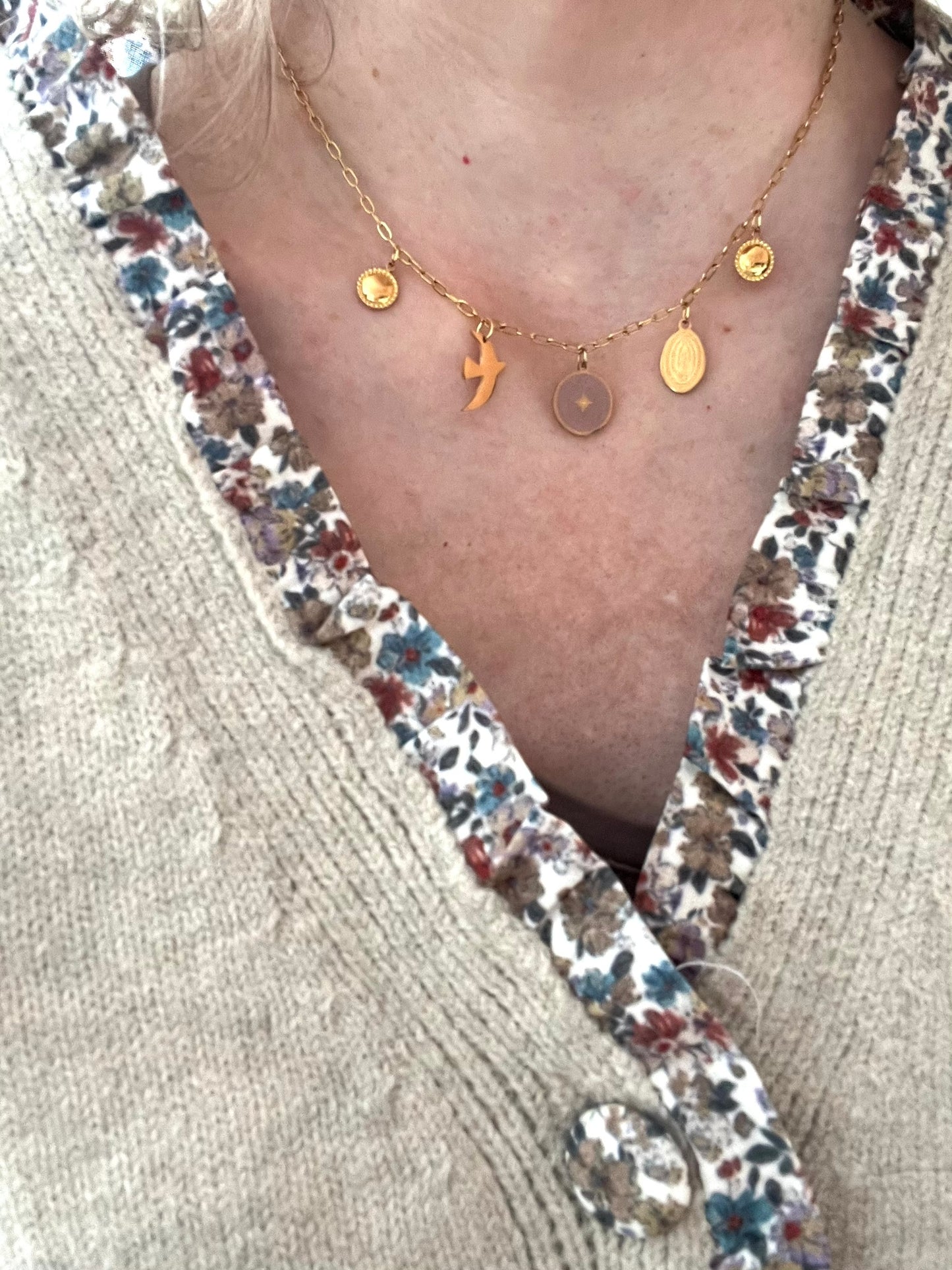 Collier fantaisie fait main.
Collier à breloques en acier inoxydable doré. Charms en acier: oiseau, vierge marie, médaillons ronds, breloque ronde vieux rose avec étoile.
Bijou fantaisie fait main.