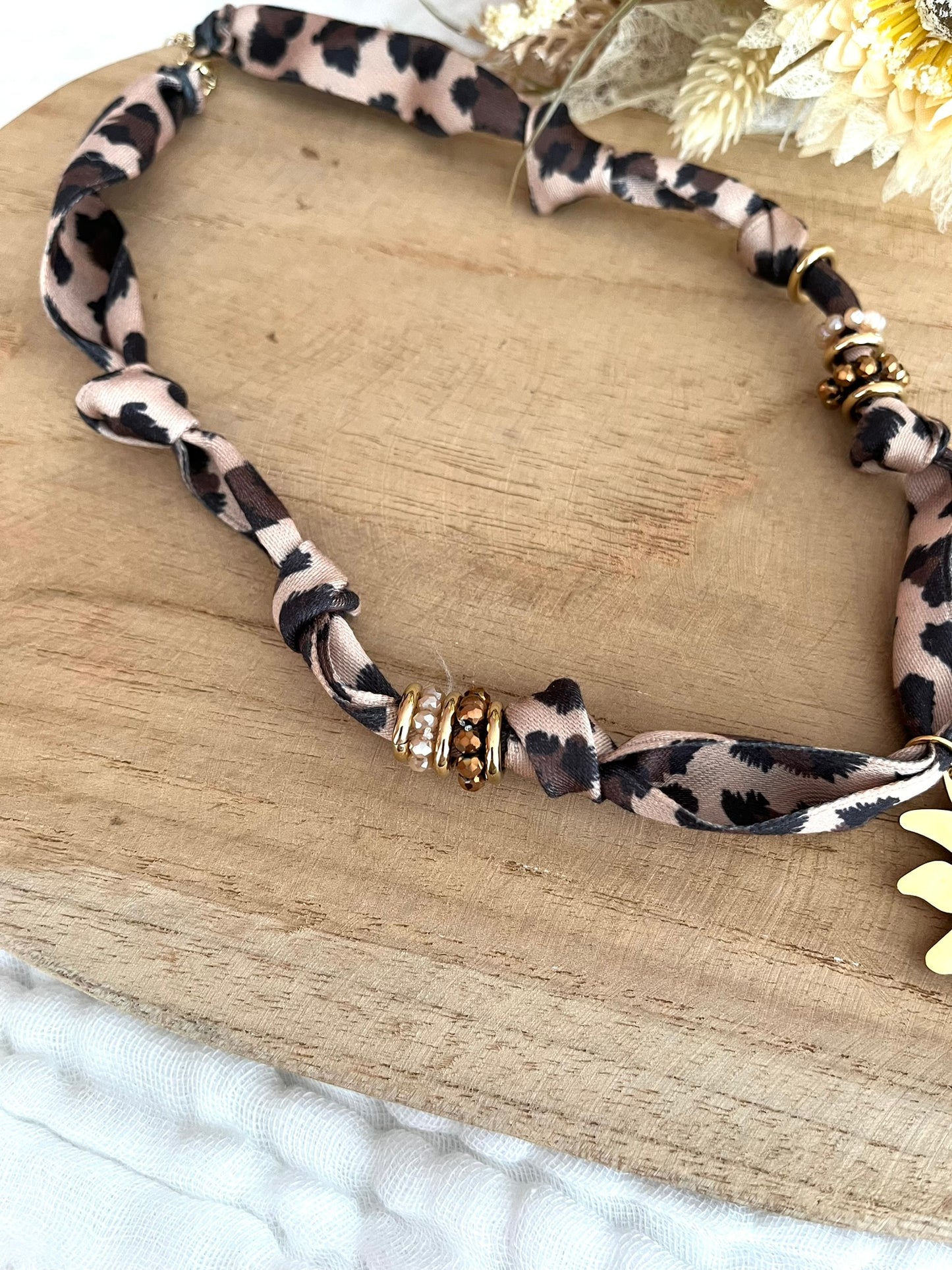 Collier en tissu mprimé léopard et pendentif soleil.
Tissu satiné et pendentif en acier inoxydable.
Longueur: 44cm + 5cm
Bijou fantaisie fait main.