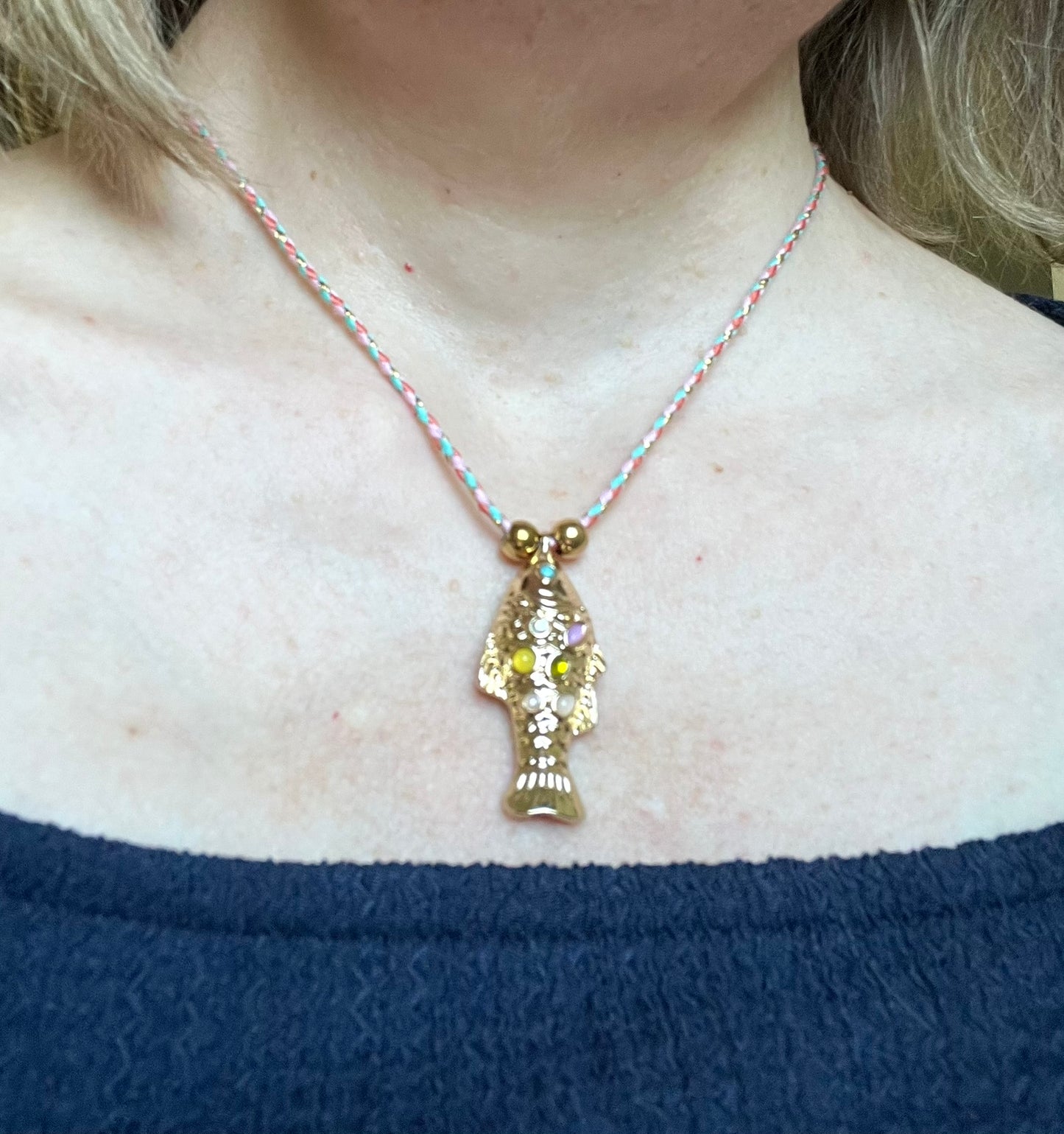 Collier fantaisie fait main.
Collier en cordon tresse en coton rose, turquoise, doré.
Pendentif poisson doré orné de pierres rose, jaune, vert.
Longueur de 41 à 46 cm.
Bijou fantaisie fait main.