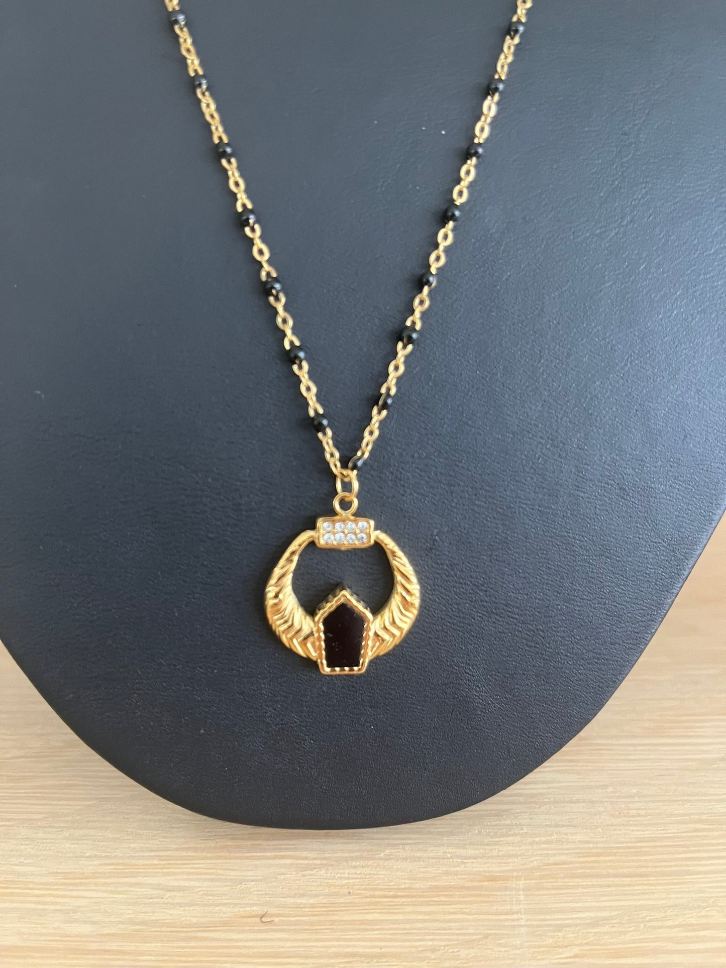 Collier ELIAS - acier doré et noir, pendentif ethnique