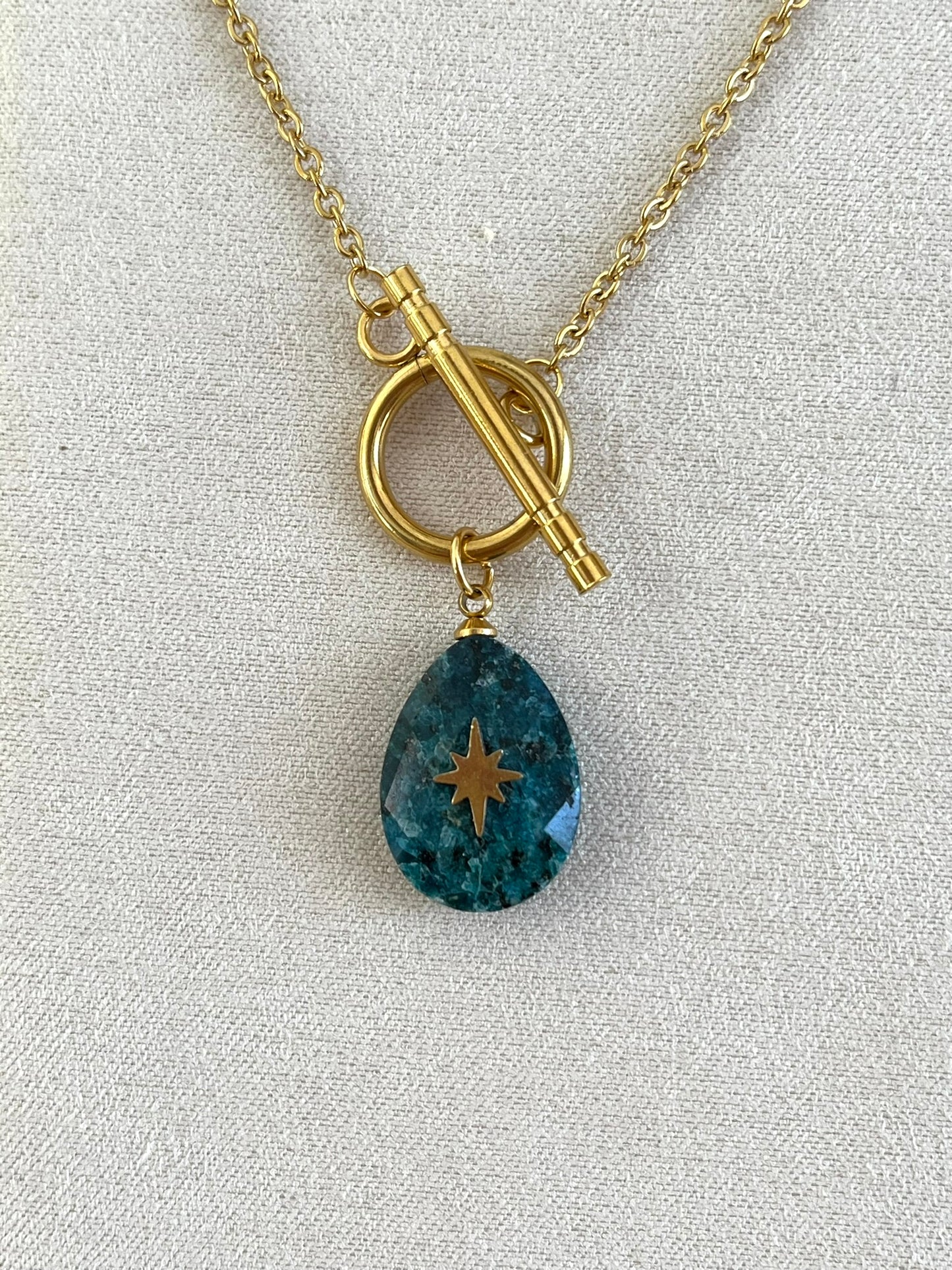 Collier fantaisie fait main en acier inoxydable doré.
Pendentif en pierre bleu pétrole.
Bijou fantaisie fait main.