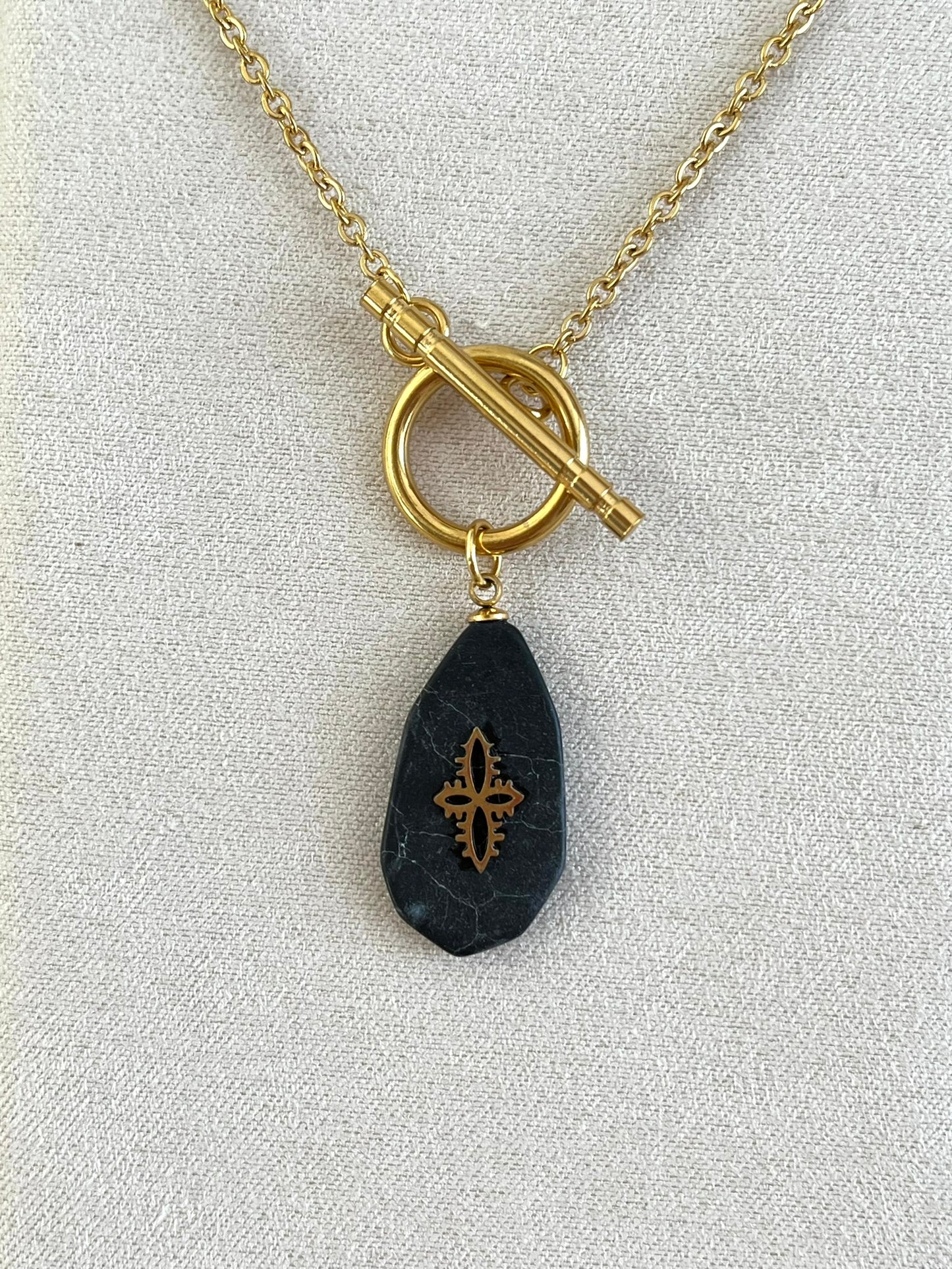 Collier fantaisie fait main en acier inoxydable doré.
Pendentif en pierre noire.
Bijou fantaisie fait main.