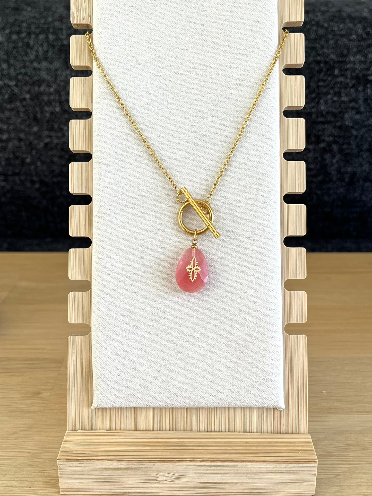 Collier fantaisie femme fait main en acier inoxydable doré.
Pendentif en pierre rose.
Bijou fantaisie fait main.